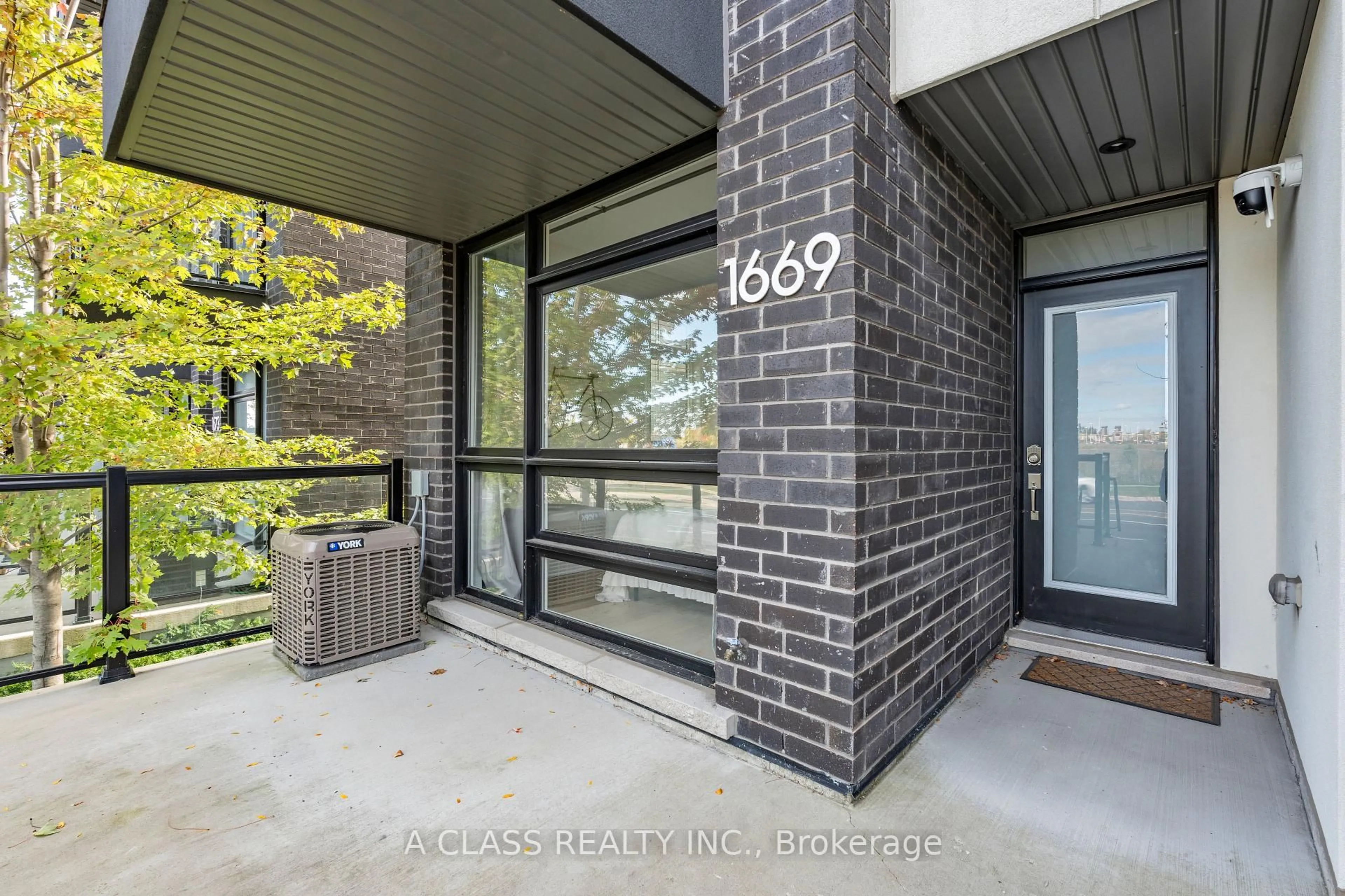 Indoor entryway for 1669 Bur Oak Ave, Markham Ontario L6E 0V2