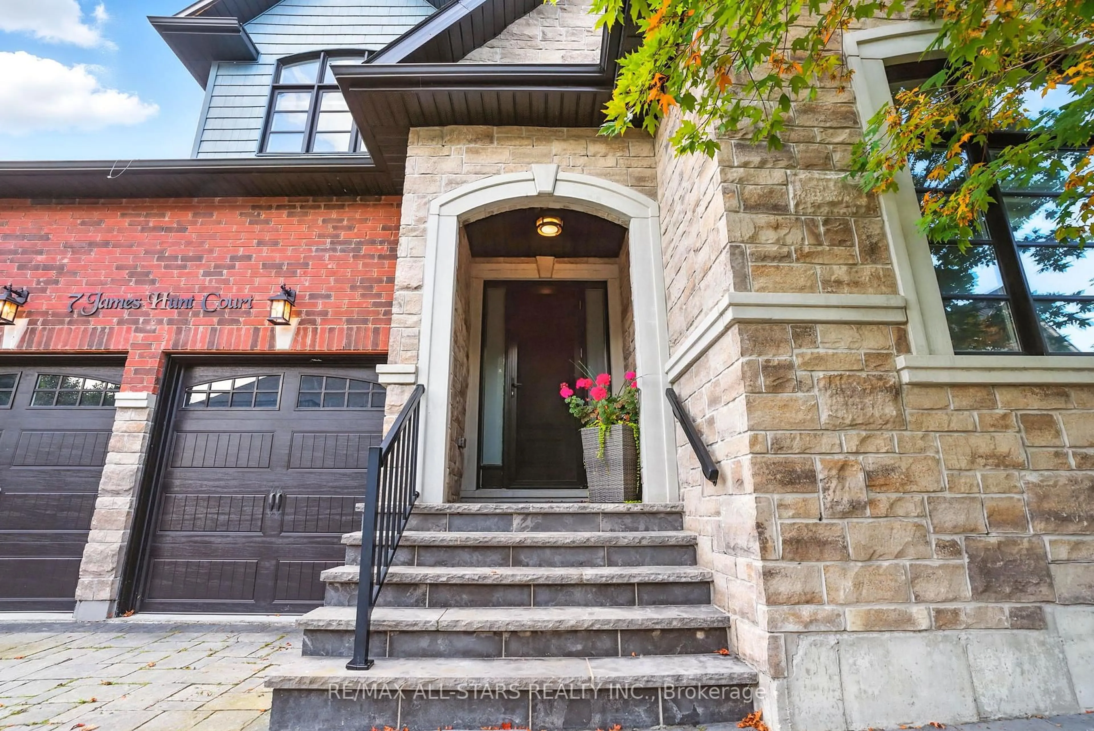 Home with brick exterior material, street for 7 Os James Hunt Crt, Uxbridge Ontario L9P 0E3