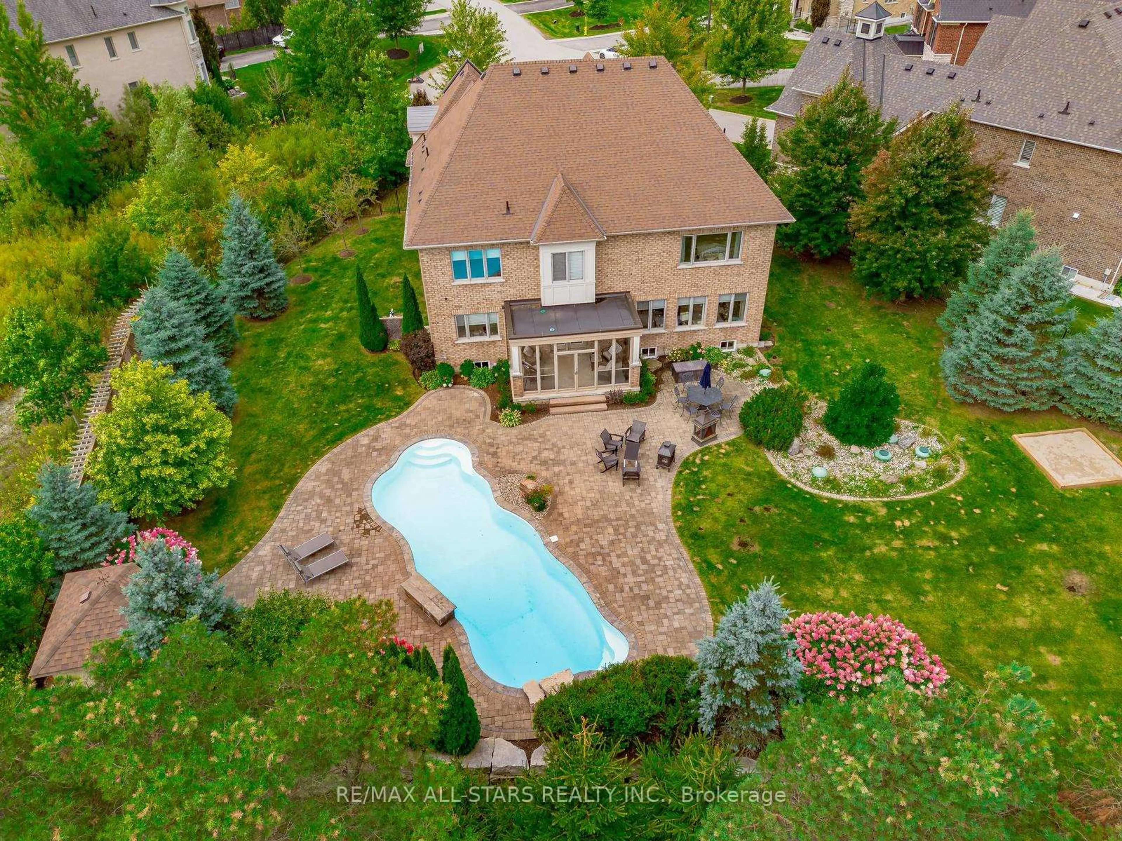 A pic from outside/outdoor area/front of a property/back of a property/a pic from drone, water/lake/river/ocean view for 35 Somer Rumm Crt, Whitchurch-Stouffville Ontario L4A 1X8