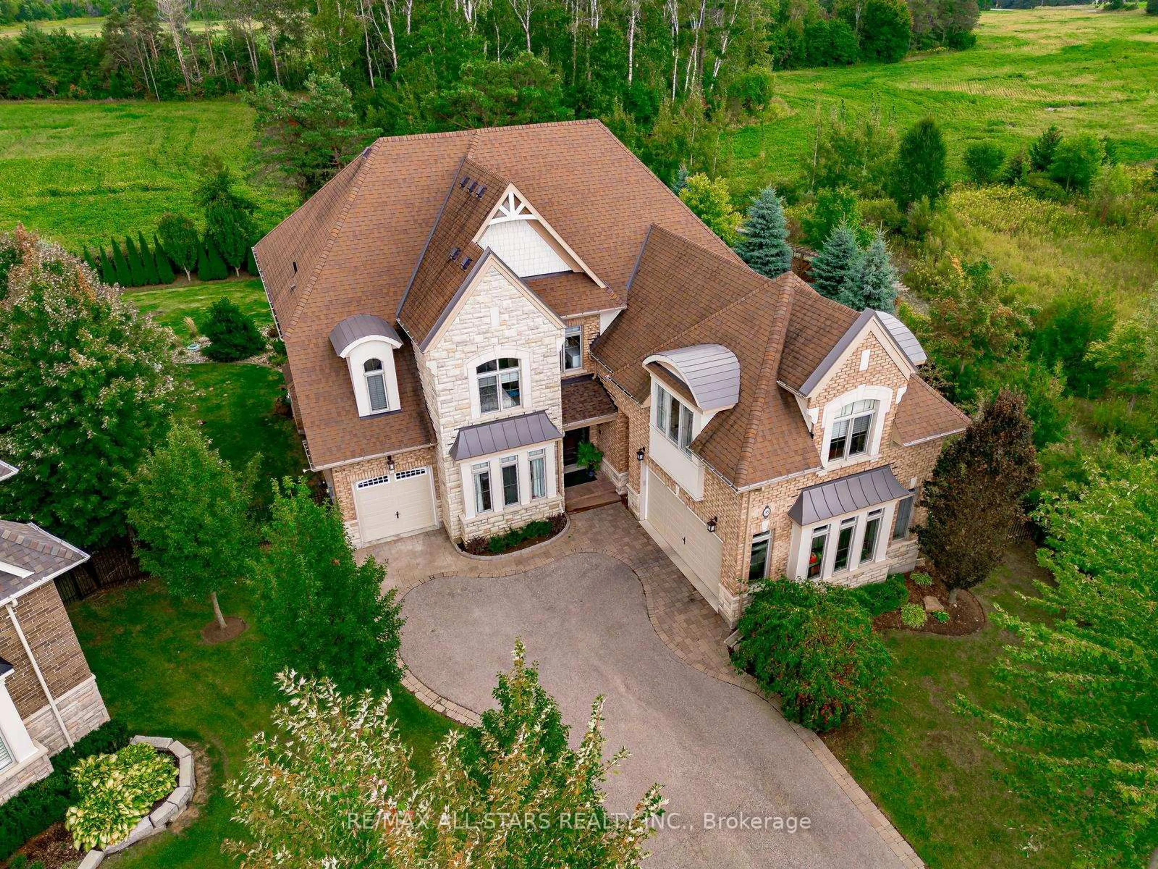 A pic from outside/outdoor area/front of a property/back of a property/a pic from drone, unknown for 35 Somer Rumm Crt, Whitchurch-Stouffville Ontario L4A 1X8