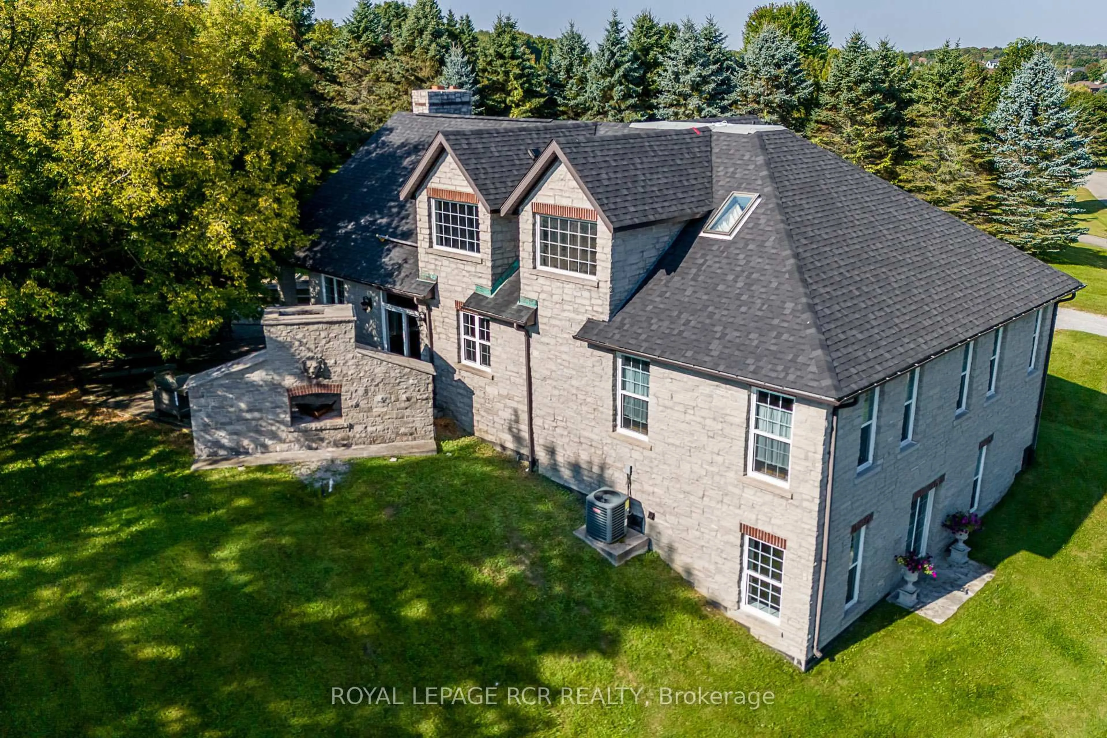 A pic from outside/outdoor area/front of a property/back of a property/a pic from drone, building for 3810 Front St, Uxbridge Ontario L0C 1A0