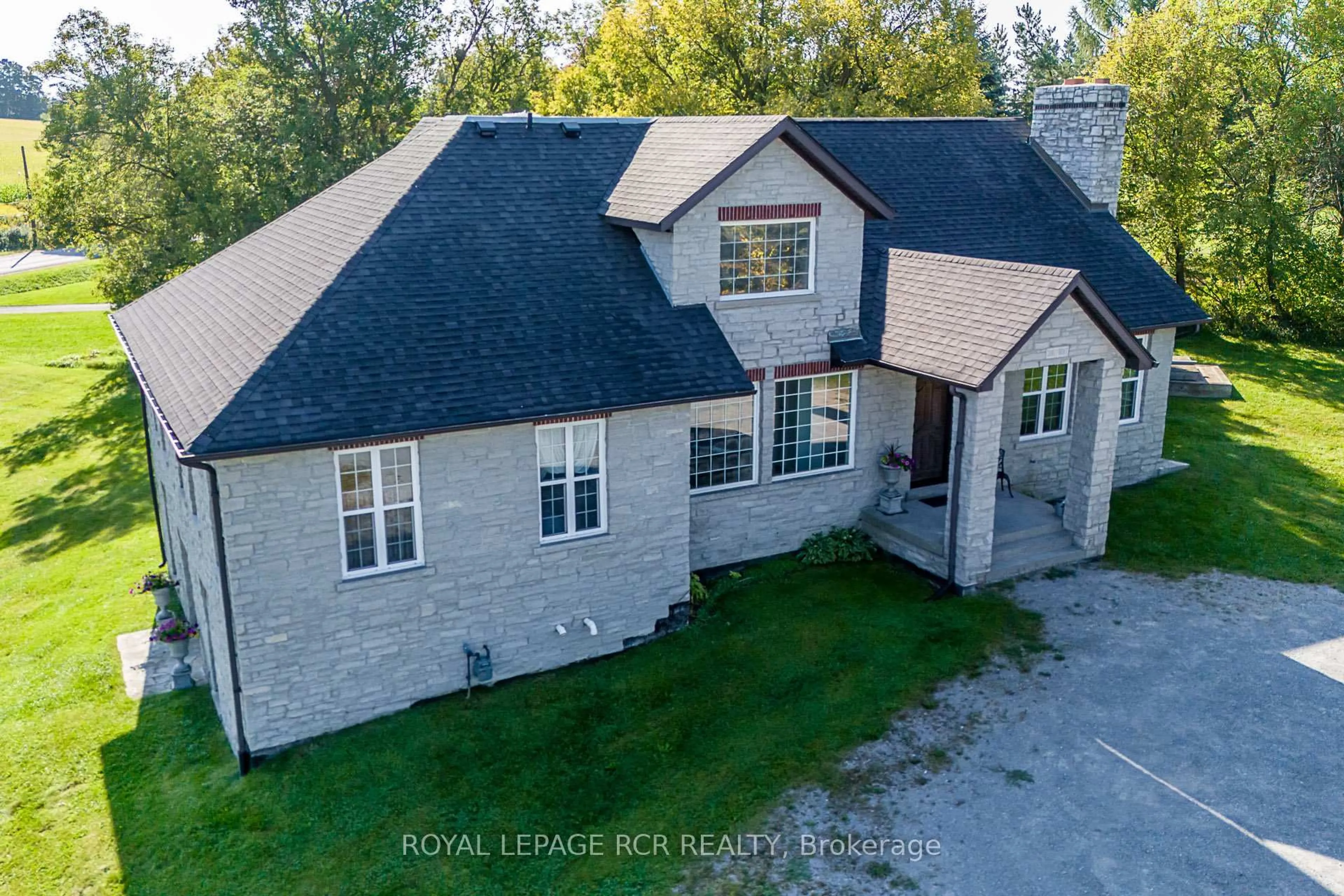 A pic from outside/outdoor area/front of a property/back of a property/a pic from drone, unknown for 3810 Front St, Uxbridge Ontario L0C 1A0