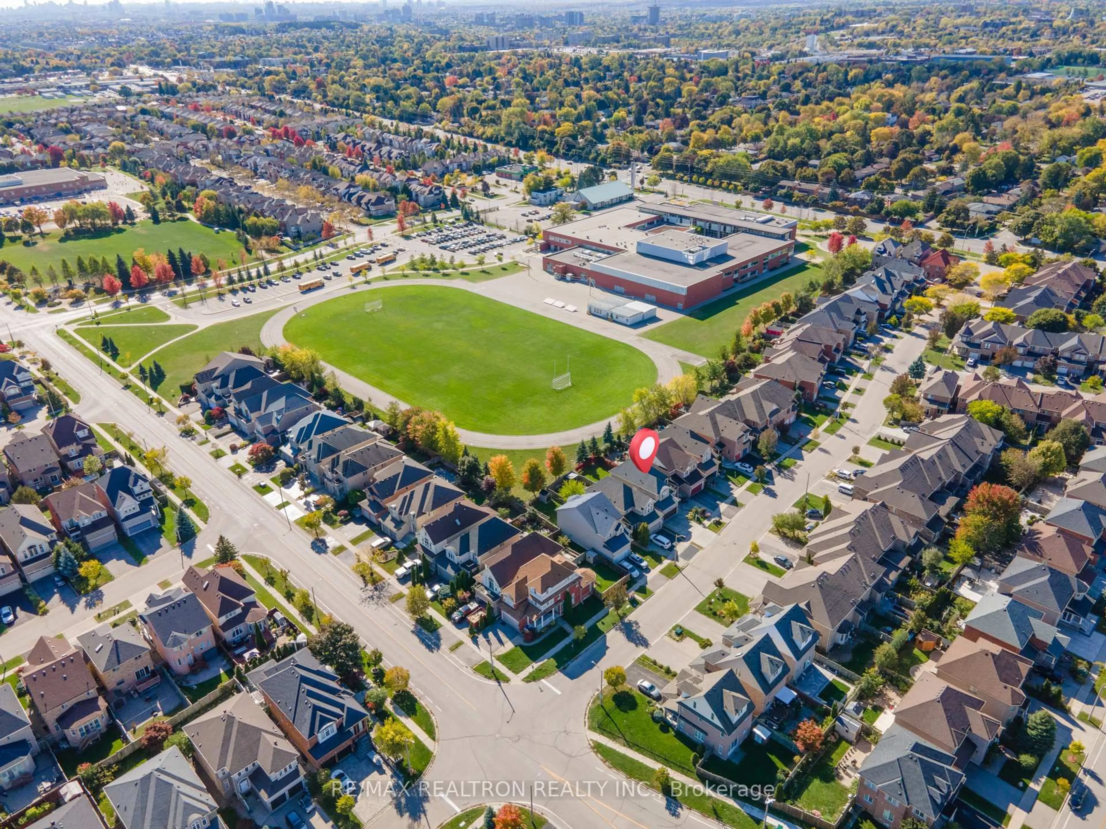 A pic from outside/outdoor area/front of a property/back of a property/a pic from drone, street for 11 Cameo Dr, Richmond Hill Ontario L4S 2C3