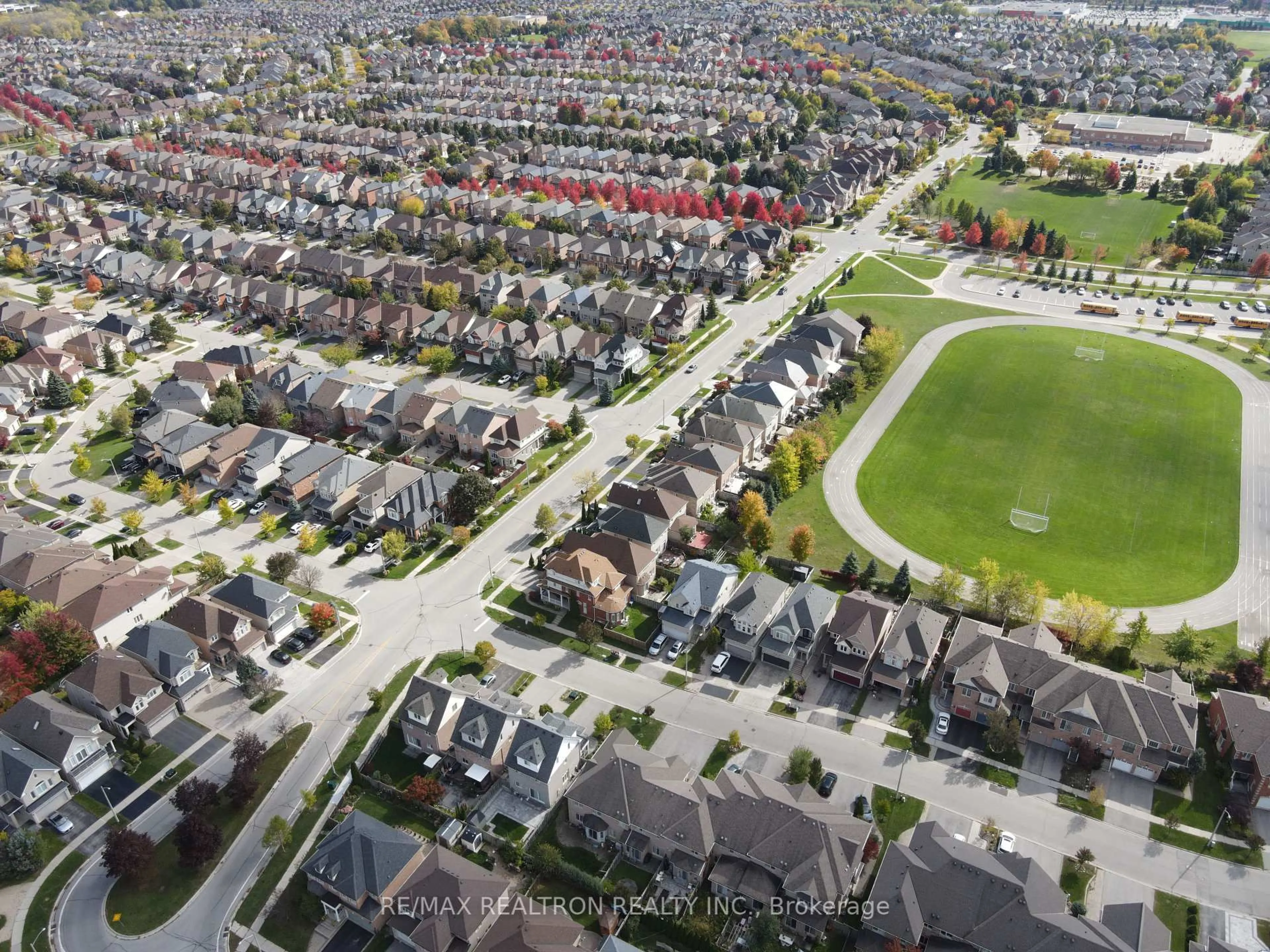 A pic from outside/outdoor area/front of a property/back of a property/a pic from drone, street for 11 Cameo Dr, Richmond Hill Ontario L4S 2C3