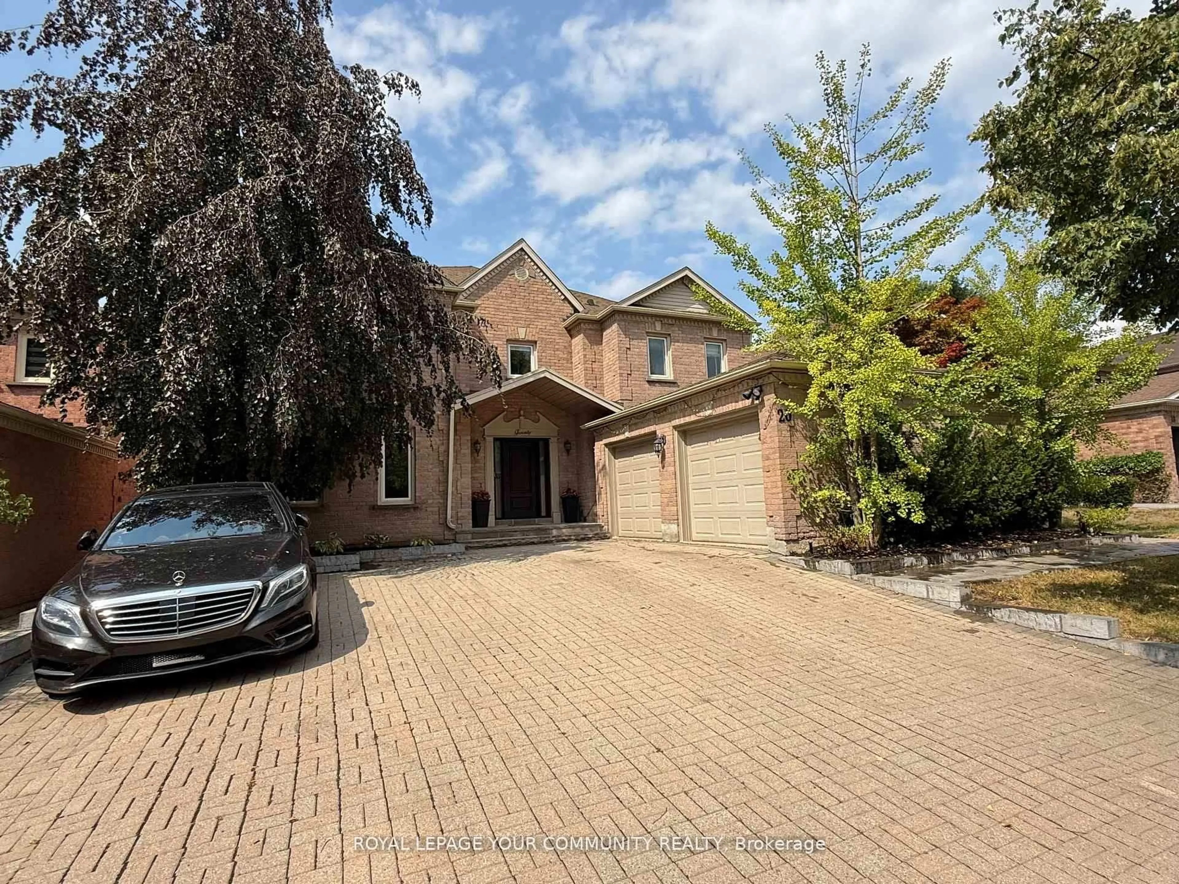 A pic from outside/outdoor area/front of a property/back of a property/a pic from drone, street for 20 White Lodge Cres, Richmond Hill Ontario L4C 8Z7