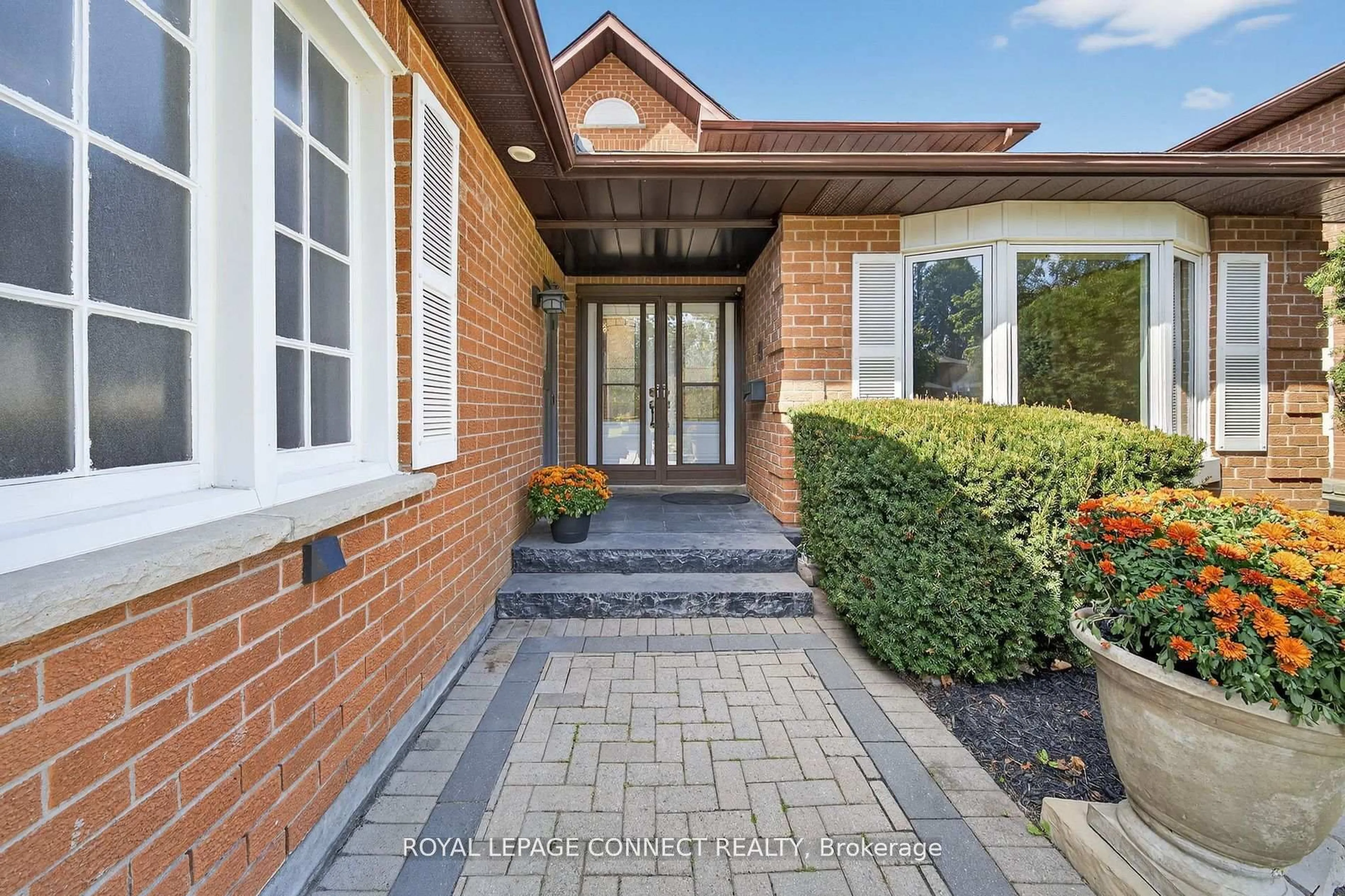 Home with brick exterior material, street for 90 Golf Links Dr, Aurora Ontario L4G 3V3