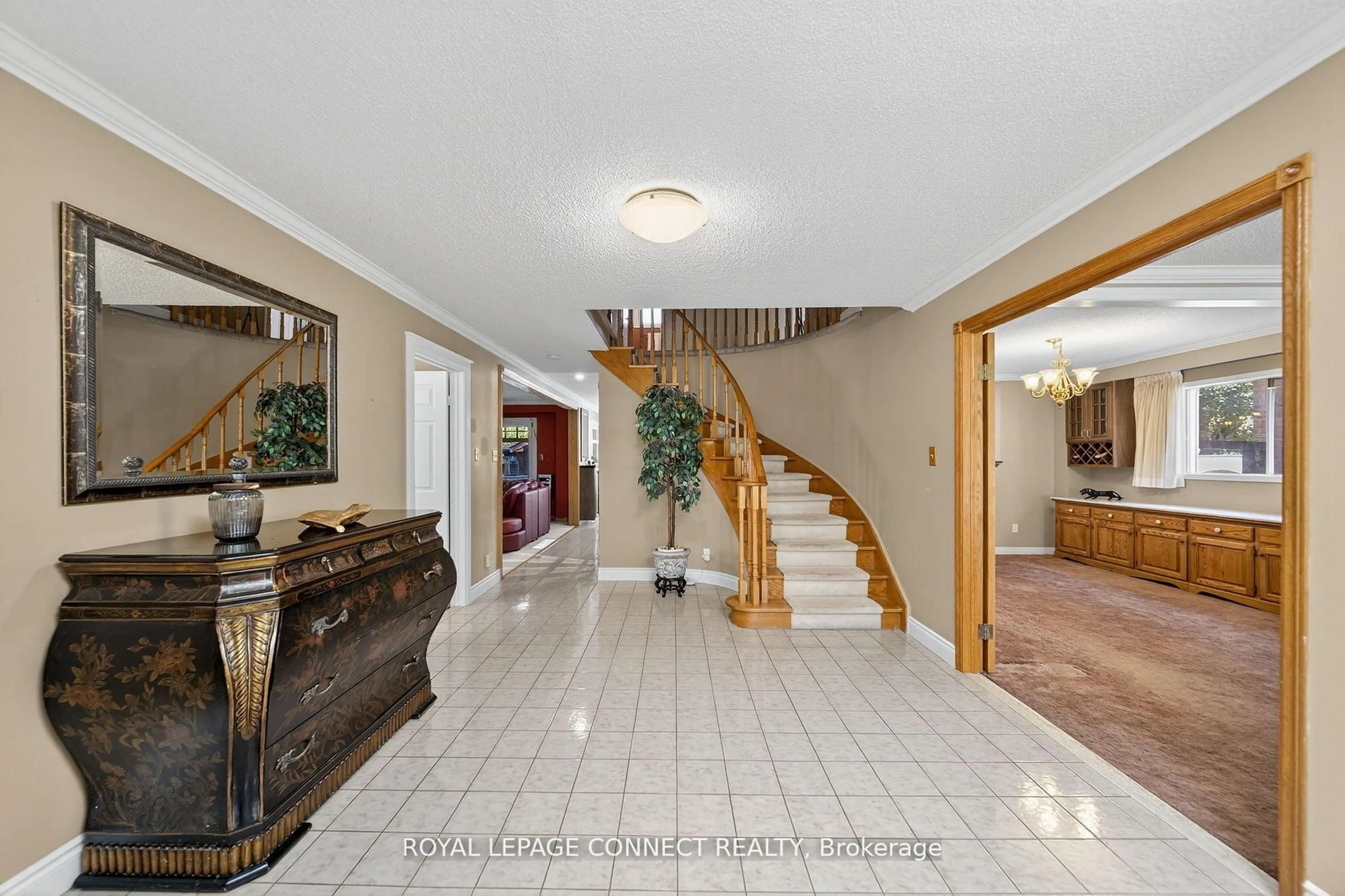 Indoor foyer for 90 Golf Links Dr, Aurora Ontario L4G 3V3