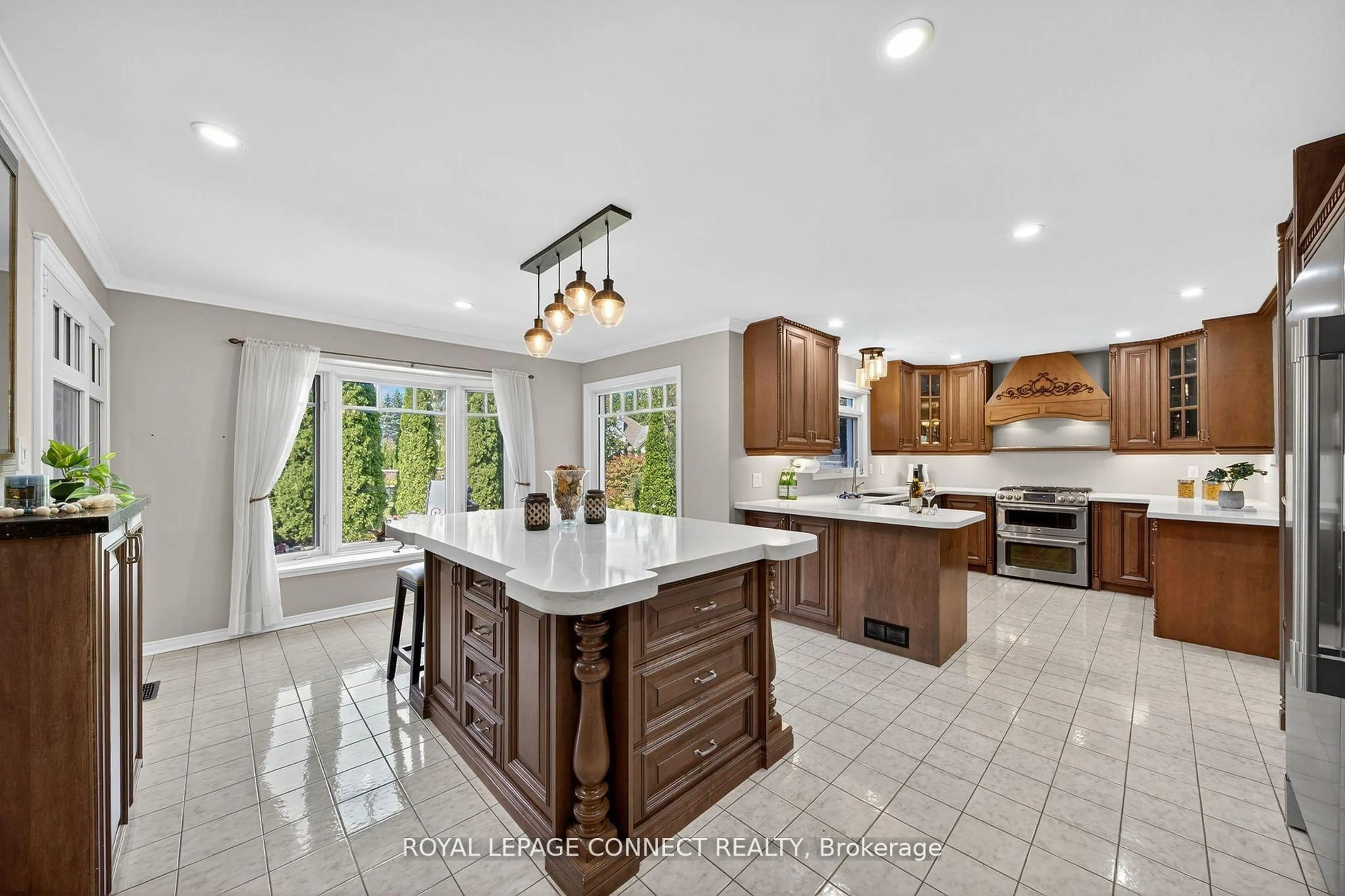 Open concept kitchen, ceramic/tile floor for 90 Golf Links Dr, Aurora Ontario L4G 3V3