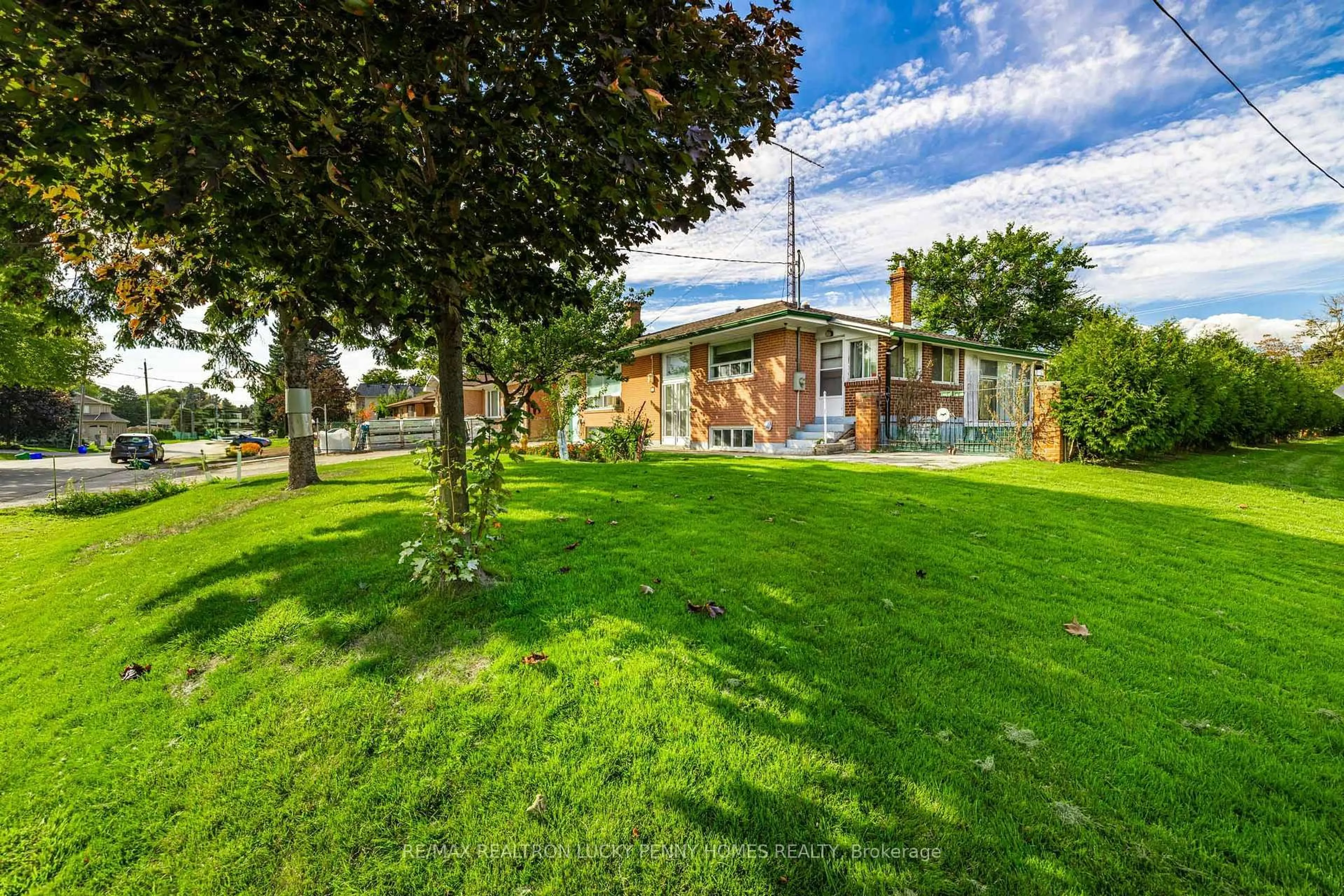 A pic from outside/outdoor area/front of a property/back of a property/a pic from drone, street for 10 Abercorn Rd, Markham Ontario L3P 1V4