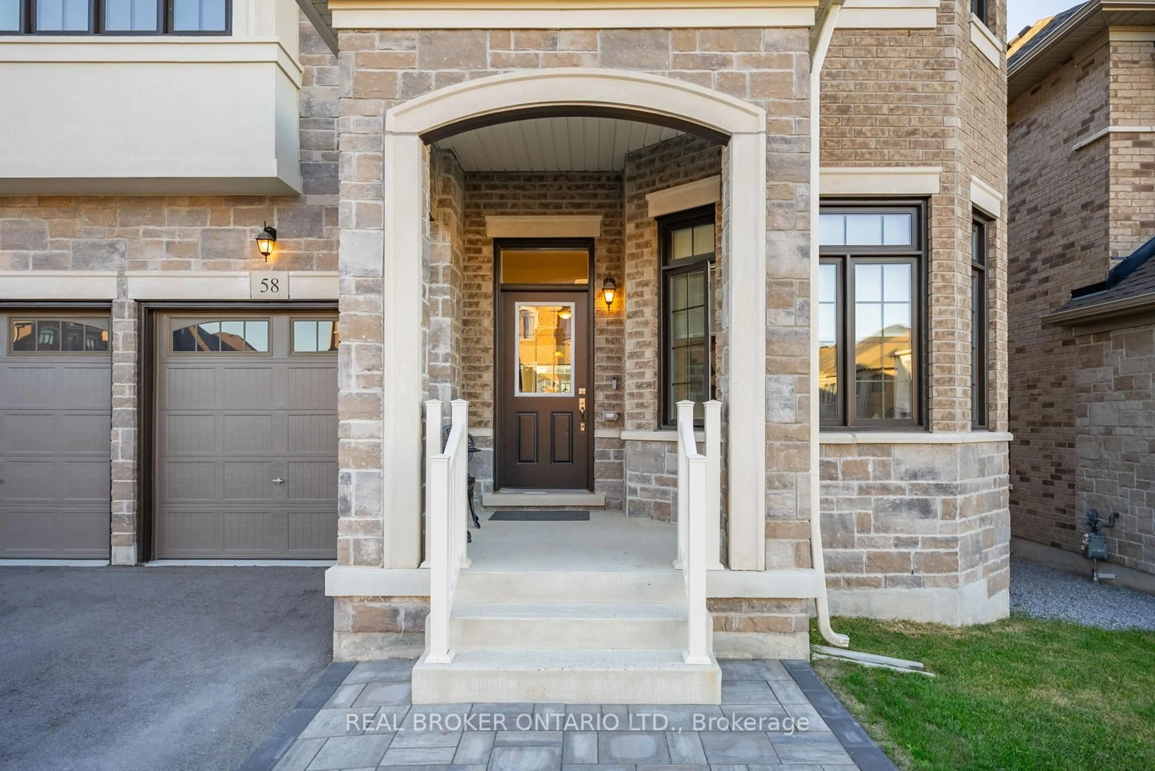 Indoor entryway for 58 Meadow Vista Cres, East Gwillimbury Ontario L9N 0T4