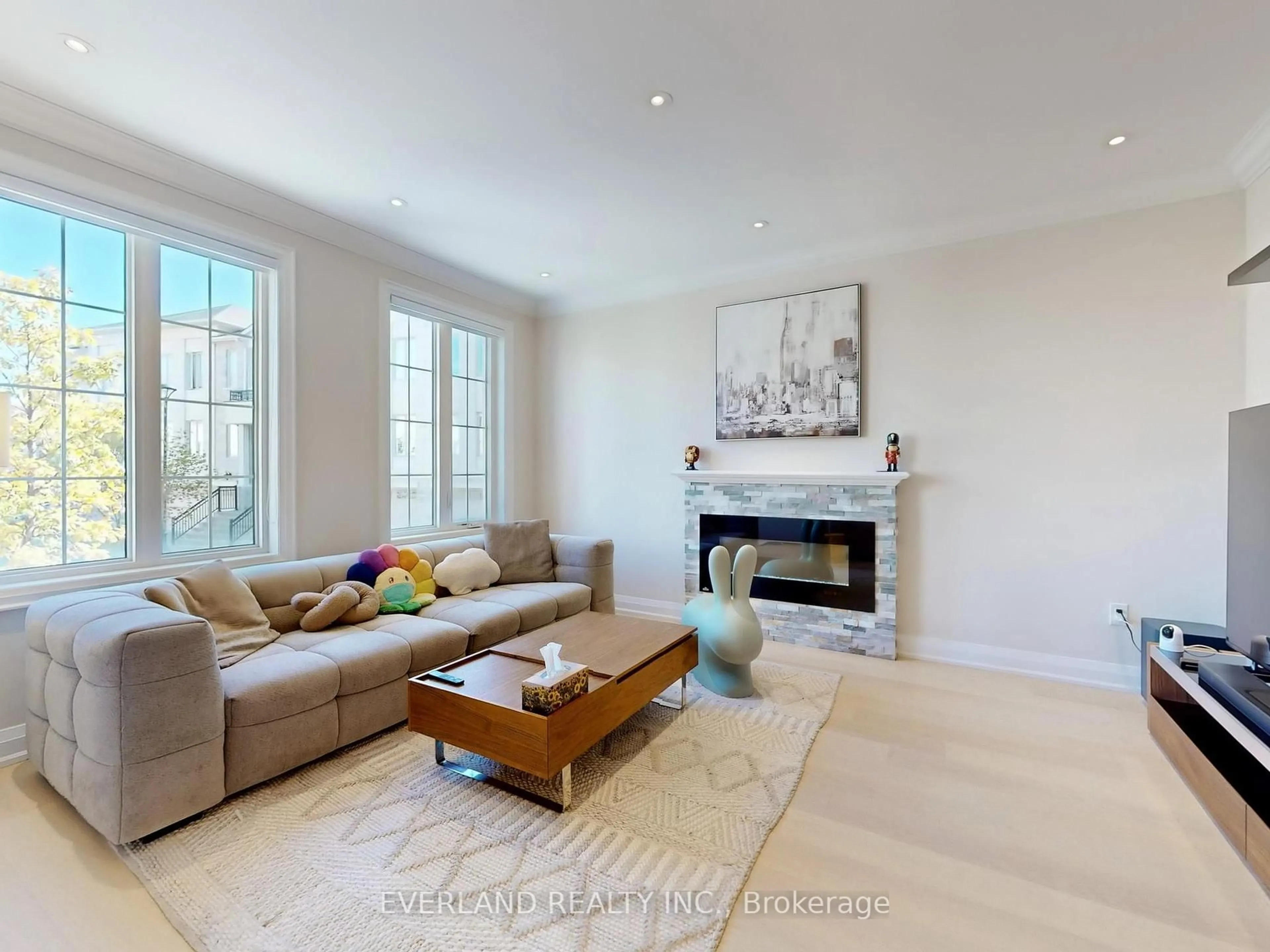 Living room with furniture, unknown for 5 Point Pelee Lane, Richmond Hill Ontario L4S 0G4
