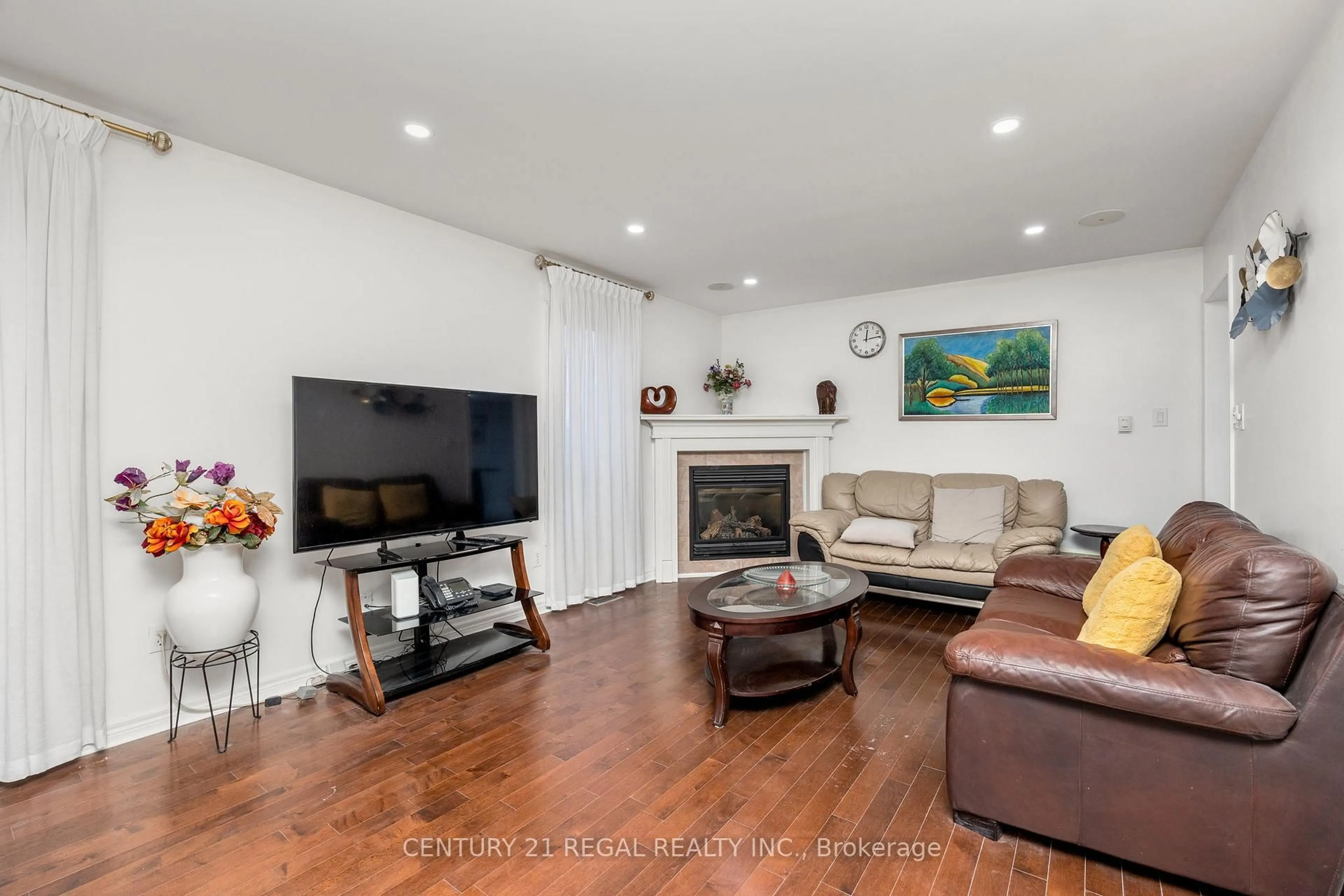 Living room with furniture, wood/laminate floor for 78A Kerfoot Cres, Georgina Ontario L4P 4H2