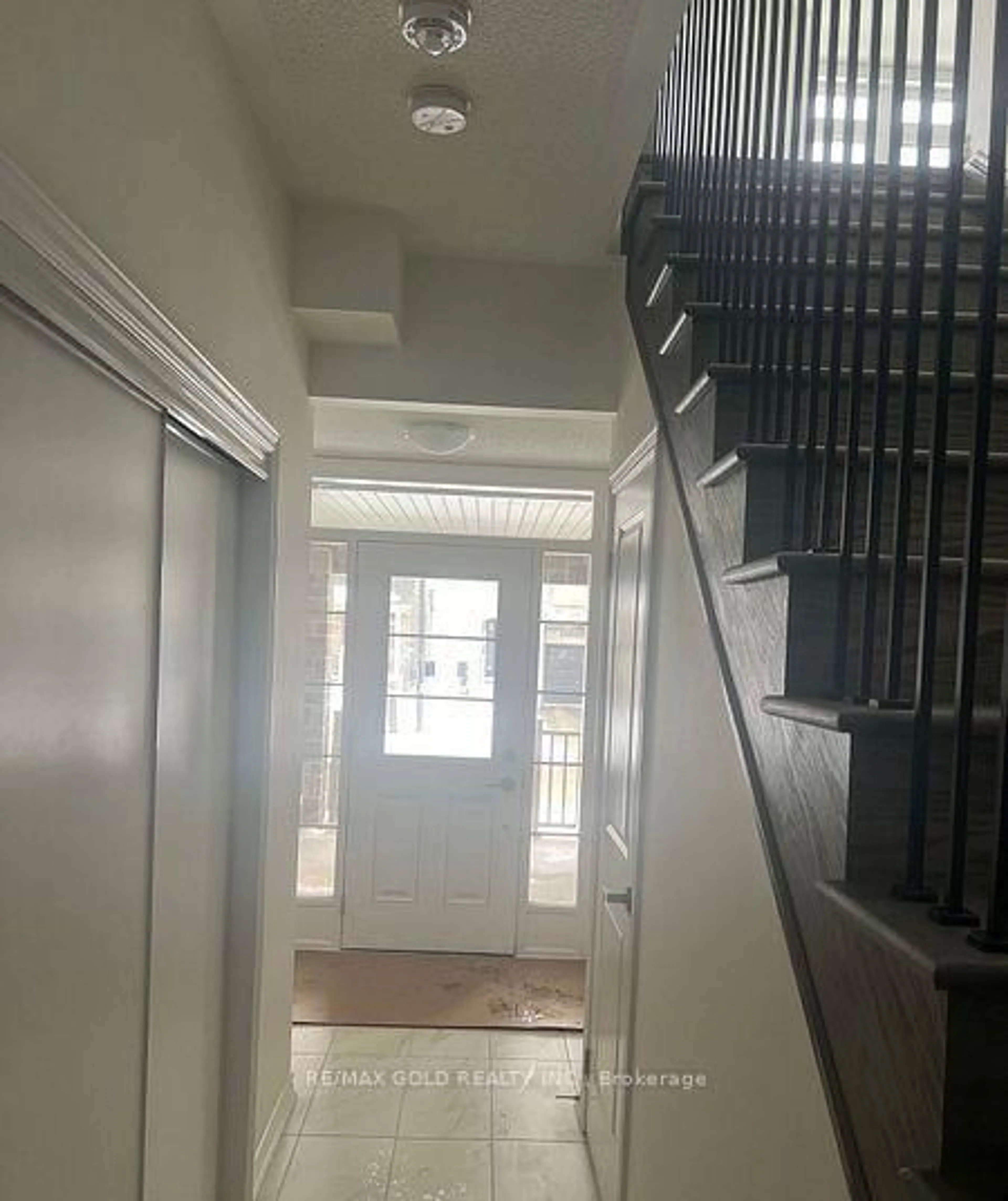 Indoor foyer for 47 Montrose Blvd, Bradford West Gwillimbury Ontario L3Z 4P1