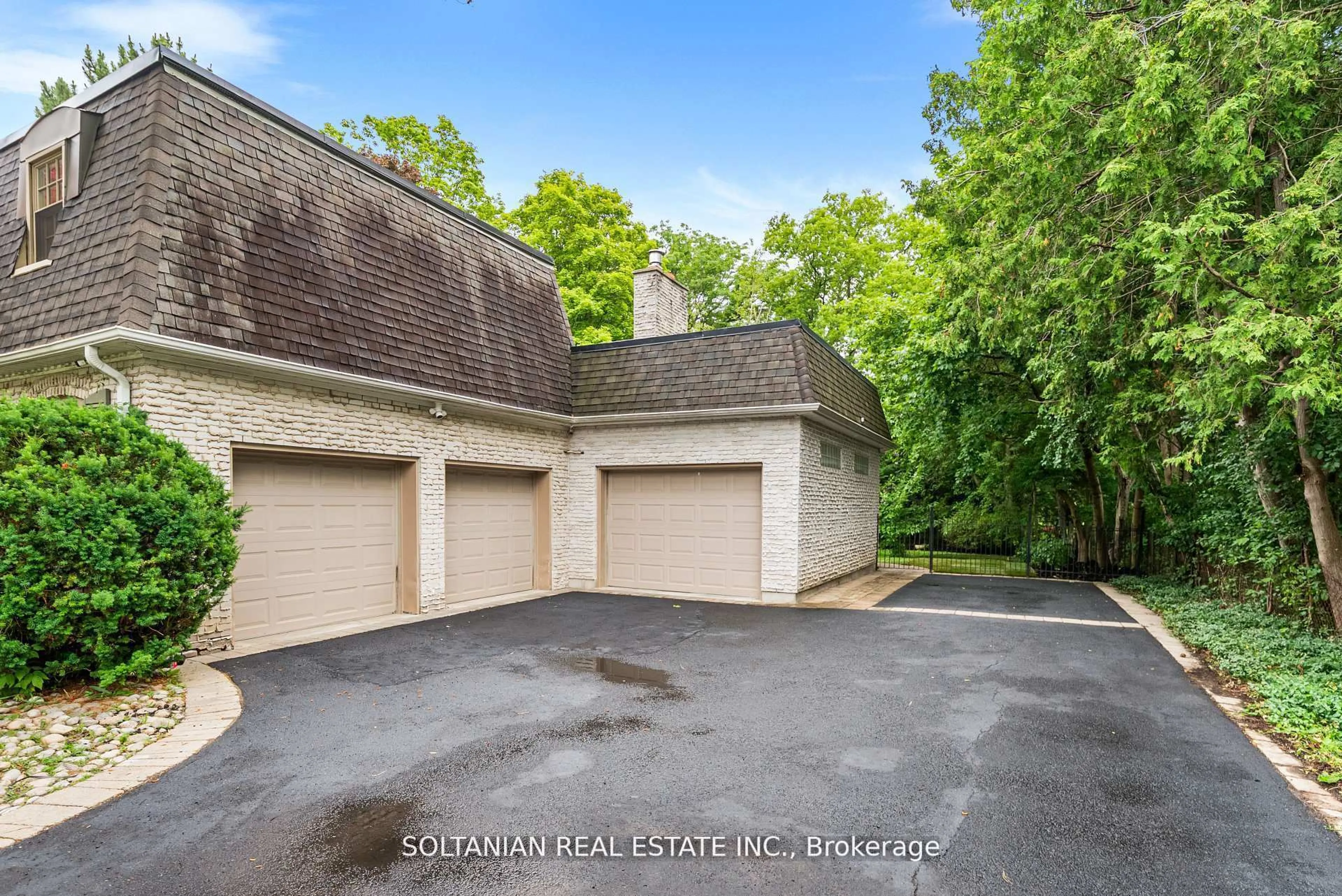 A pic from outside/outdoor area/front of a property/back of a property/a pic from drone, unknown for 24 Laureleaf Rd, Markham Ontario L3T 2X5