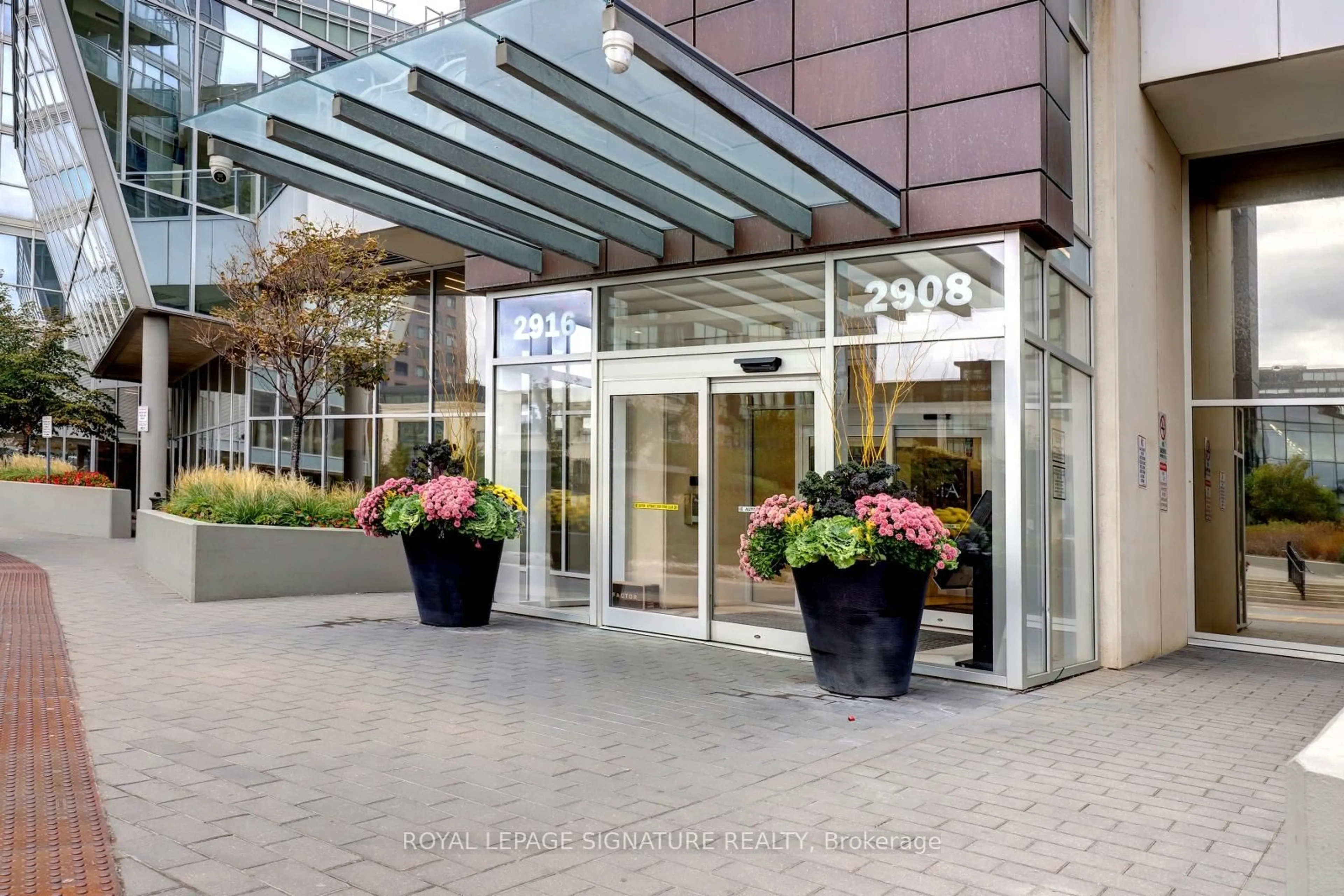 Indoor foyer for 2916 Hwy 7 #2105, Vaughan Ontario L4K 0K6