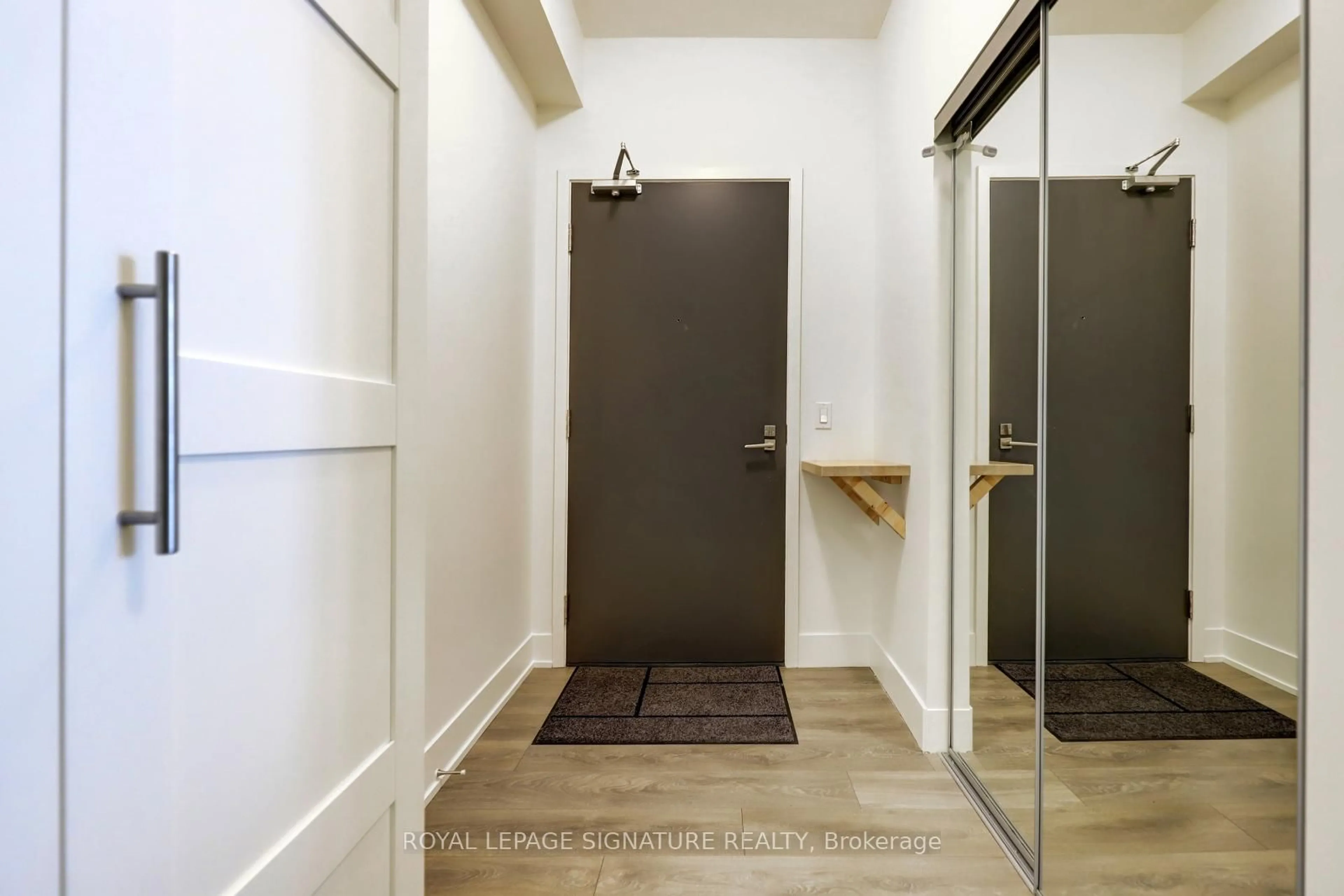 Indoor entryway for 2916 Hwy 7 #2105, Vaughan Ontario L4K 0K6