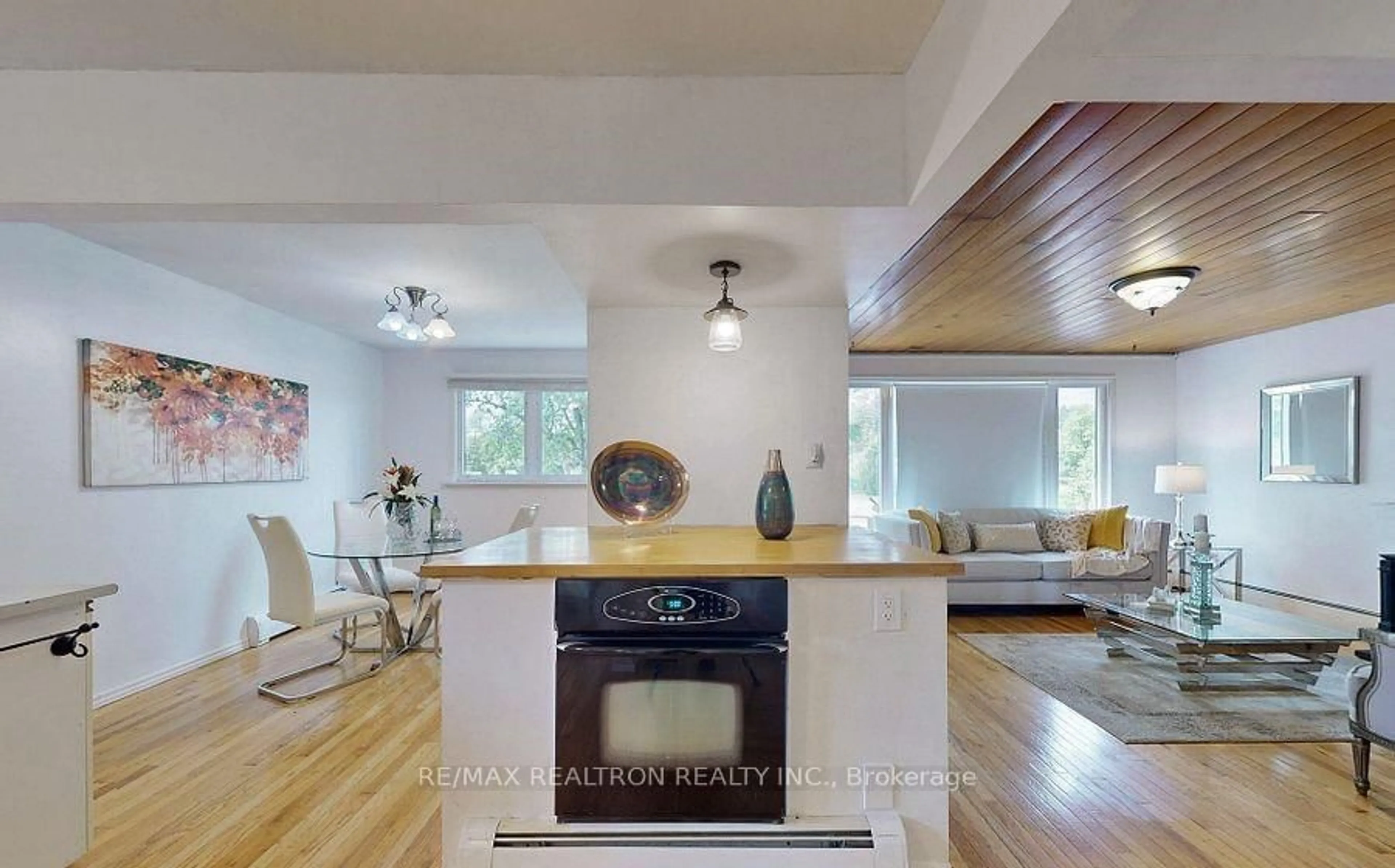 Open concept kitchen, unknown for 20201 Yonge St, East Gwillimbury Ontario L9N 1B1