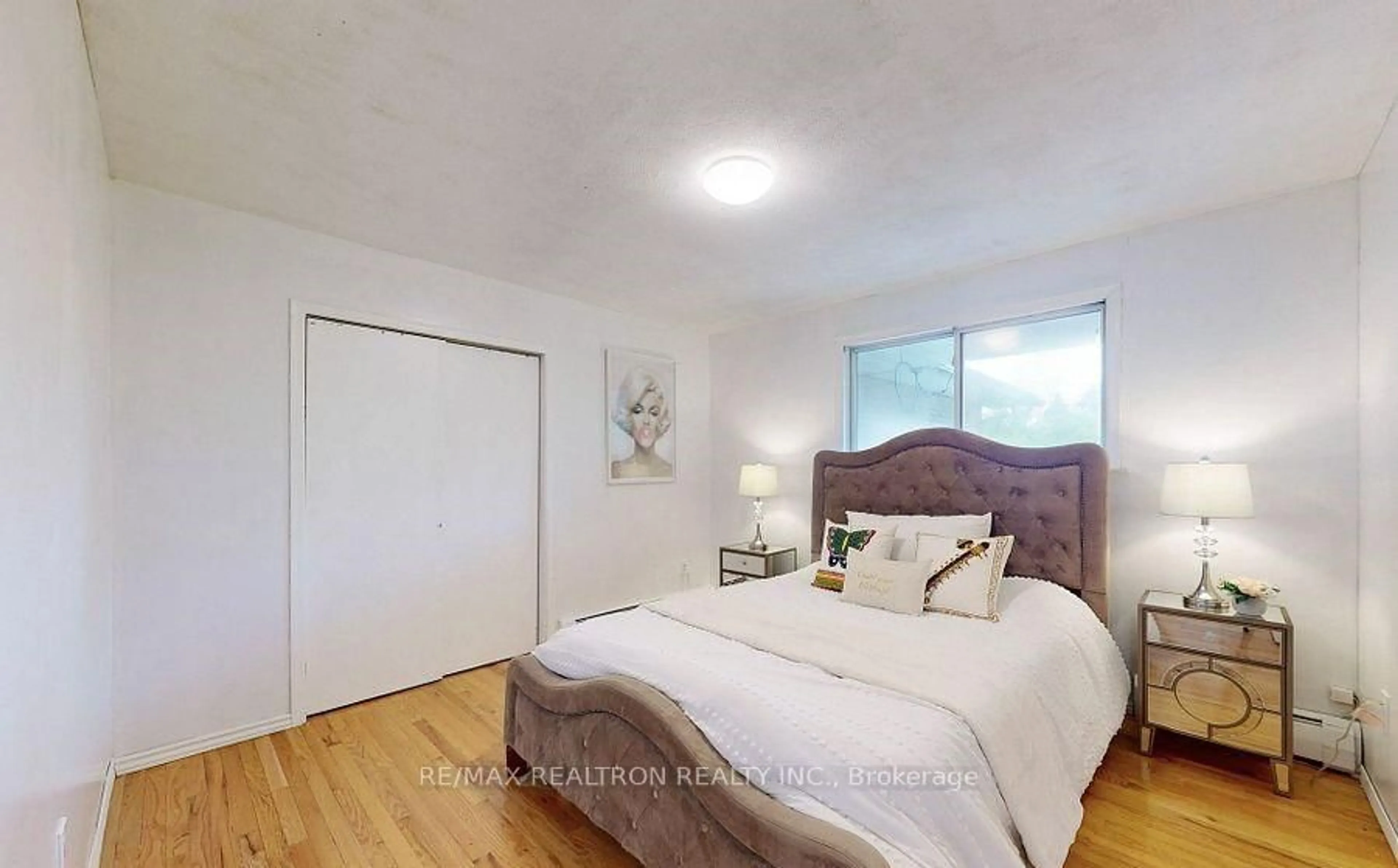 Bedroom with bed, wood/laminate floor for 20201 Yonge St, East Gwillimbury Ontario L9N 1B1