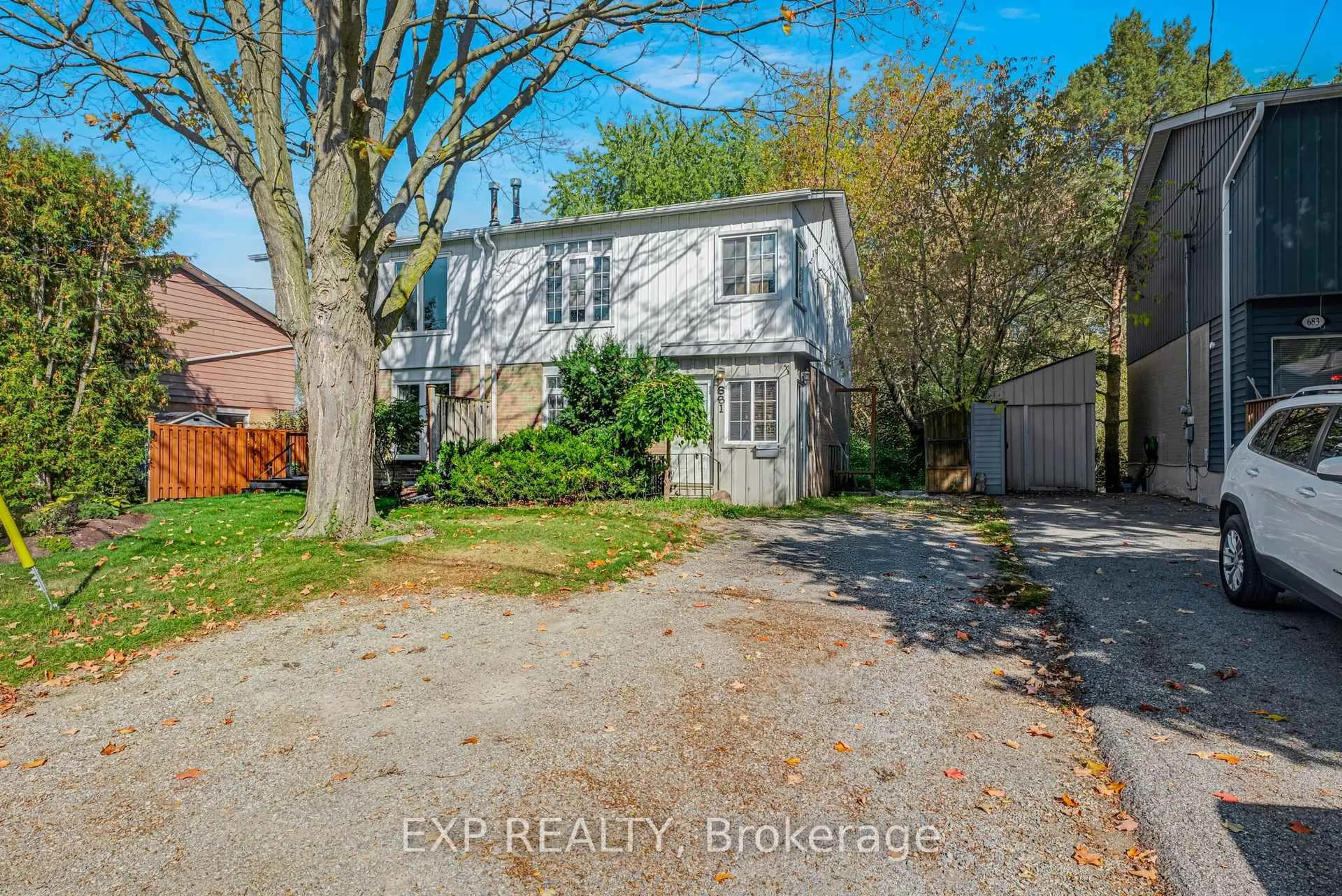 A pic from outside/outdoor area/front of a property/back of a property/a pic from drone, street for 681 Elgin St, Newmarket Ontario L3Y 3B5