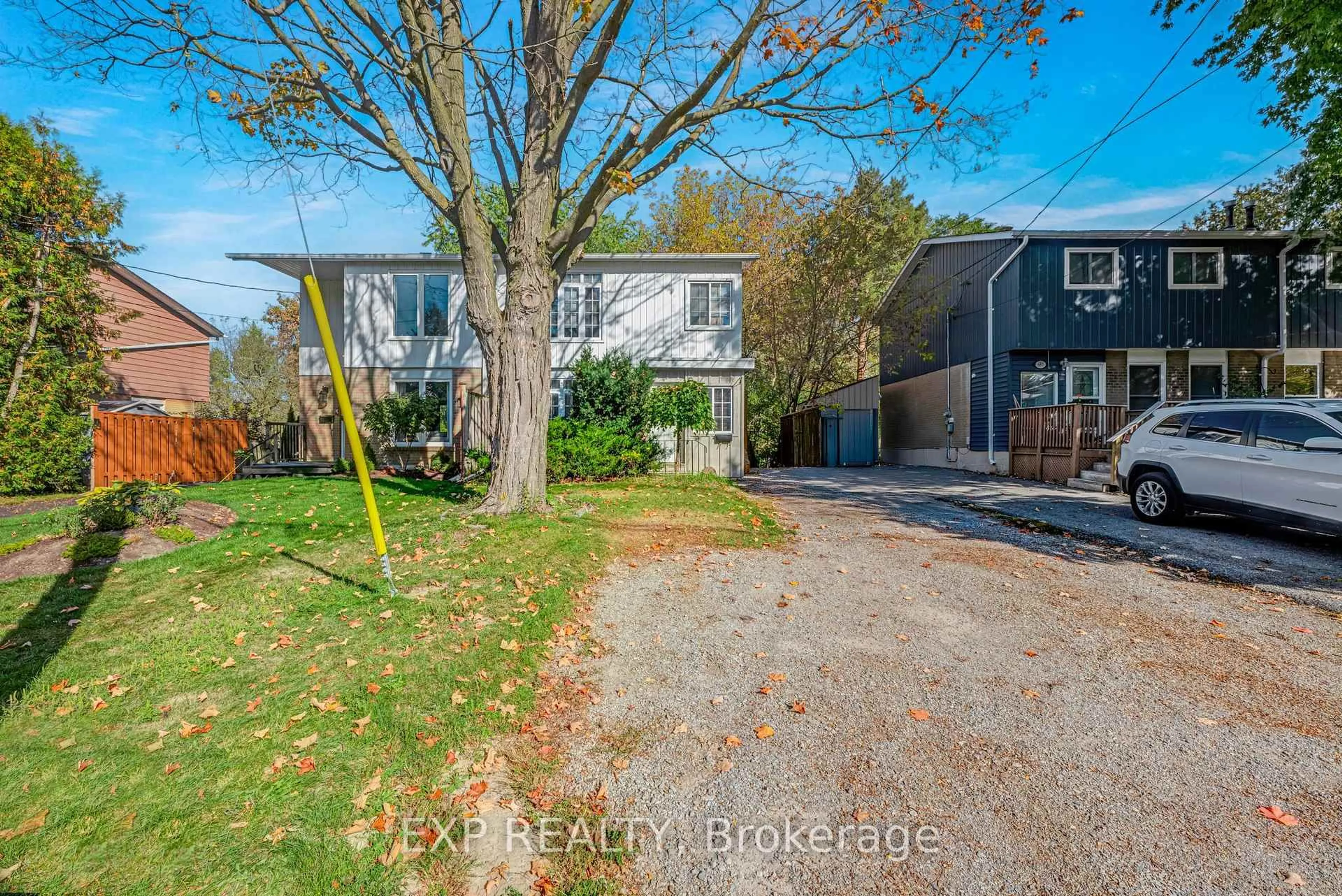 A pic from outside/outdoor area/front of a property/back of a property/a pic from drone, street for 681 Elgin St, Newmarket Ontario L3Y 3B5