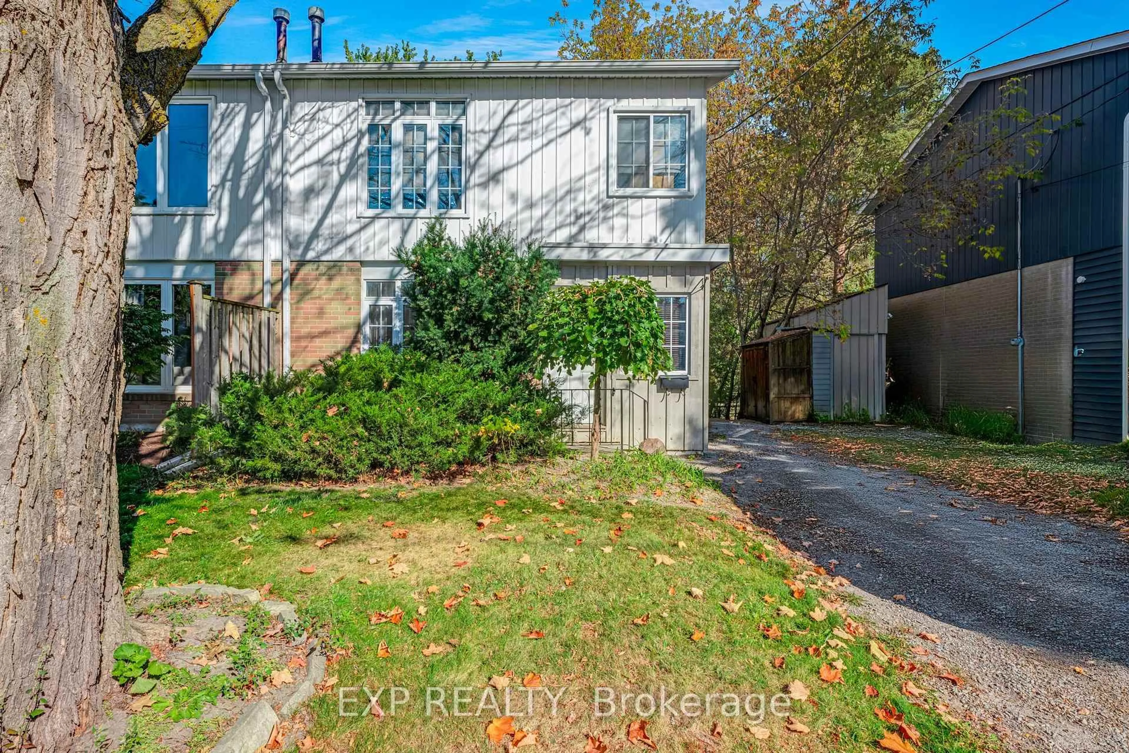A pic from outside/outdoor area/front of a property/back of a property/a pic from drone, street for 681 Elgin St, Newmarket Ontario L3Y 3B5