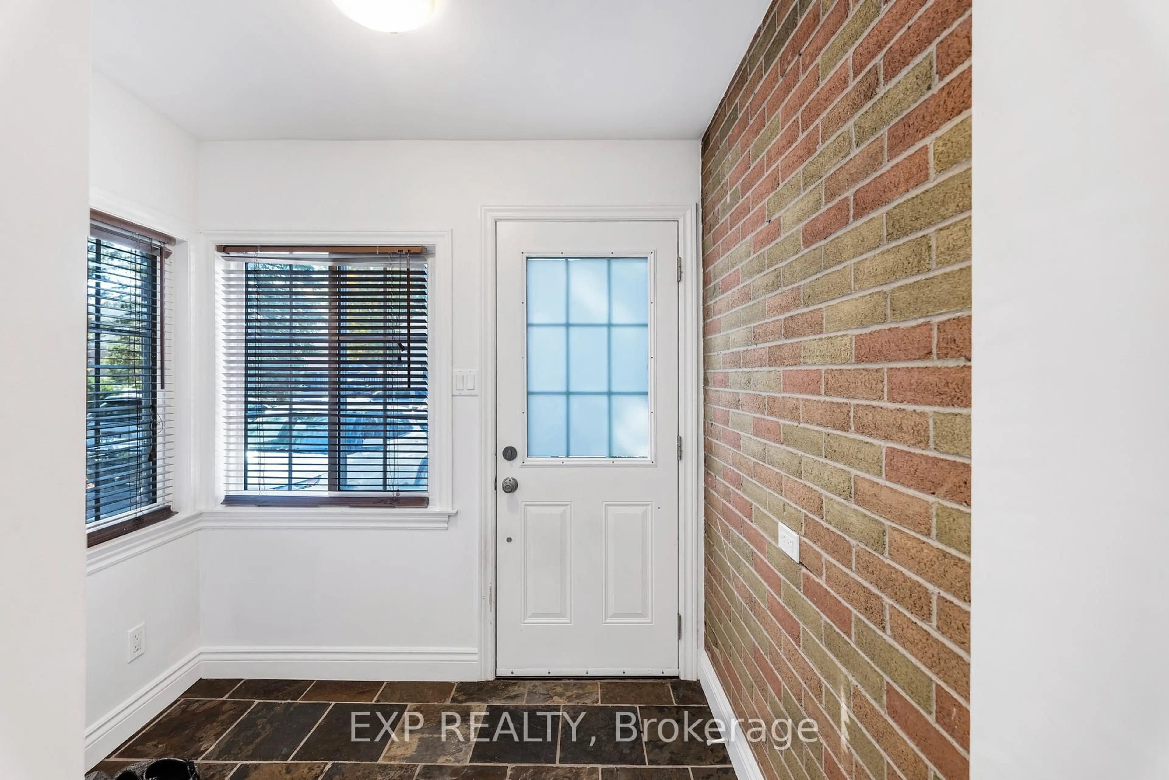 Indoor entryway for 681 Elgin St, Newmarket Ontario L3Y 3B5