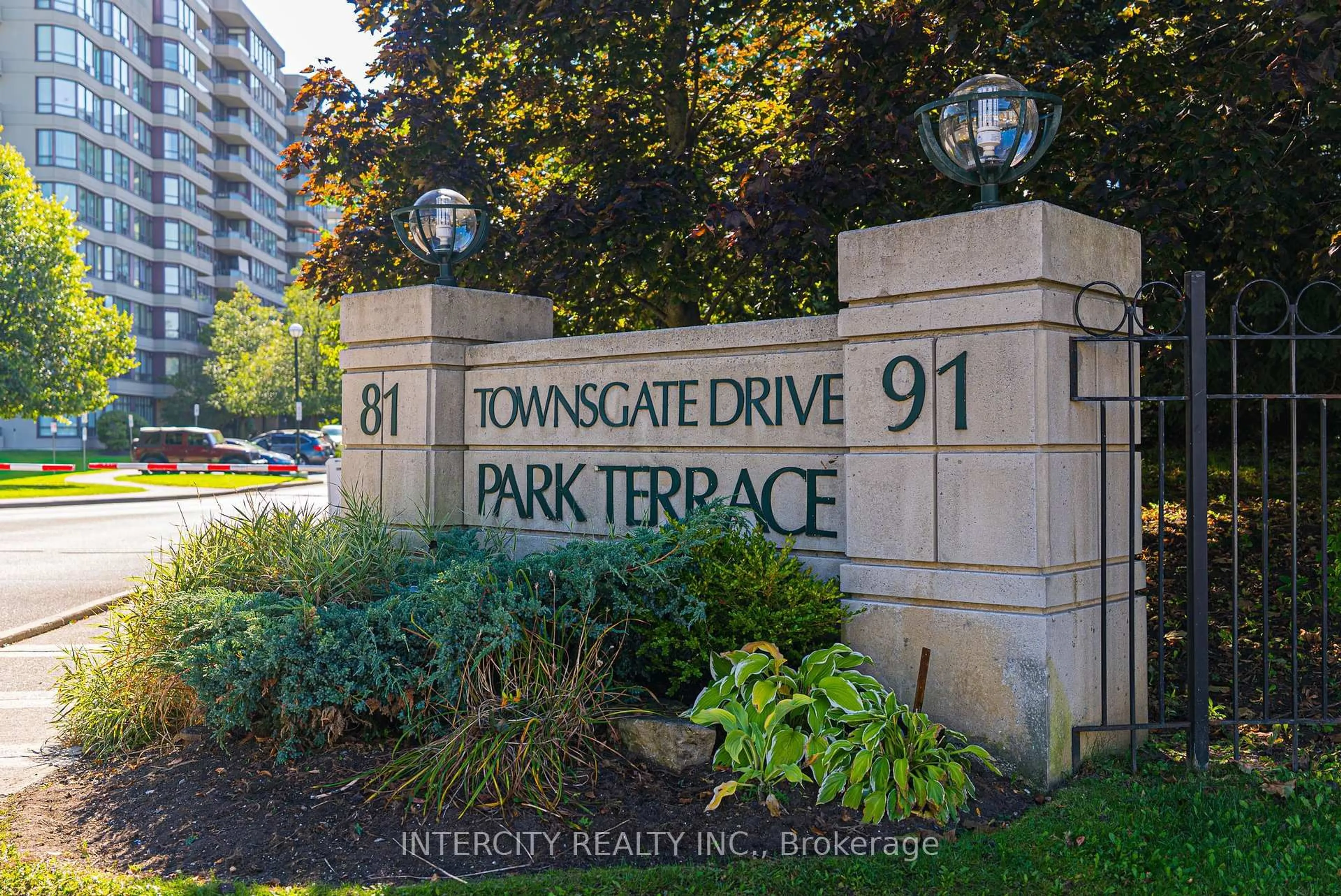 Indoor entryway for 81 Townsgate Dr #Ph208, Vaughan Ontario L4J 8E6