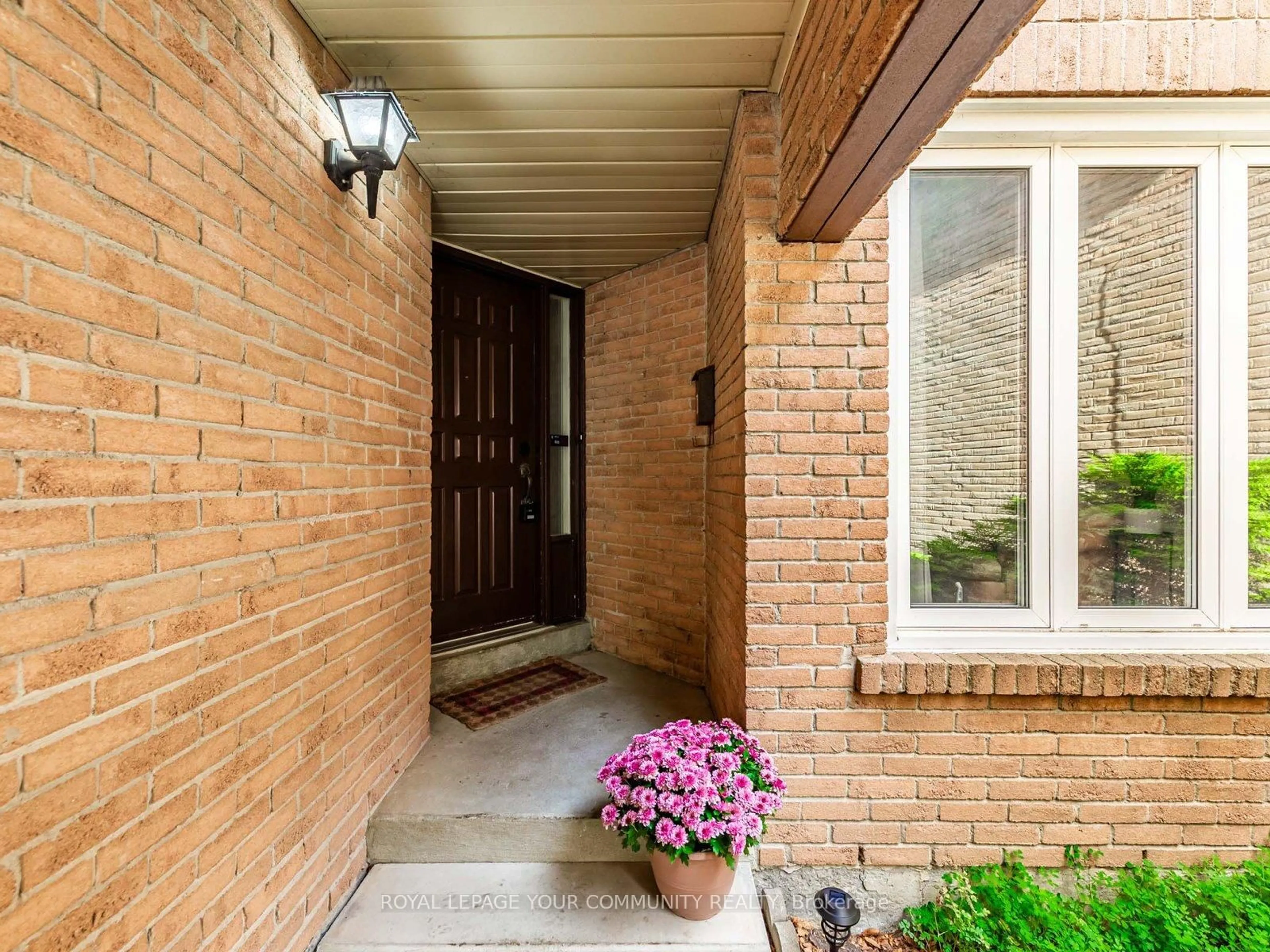 Indoor entryway for 46 Peter Andrew Cres, Vaughan Ontario L4J 2V5