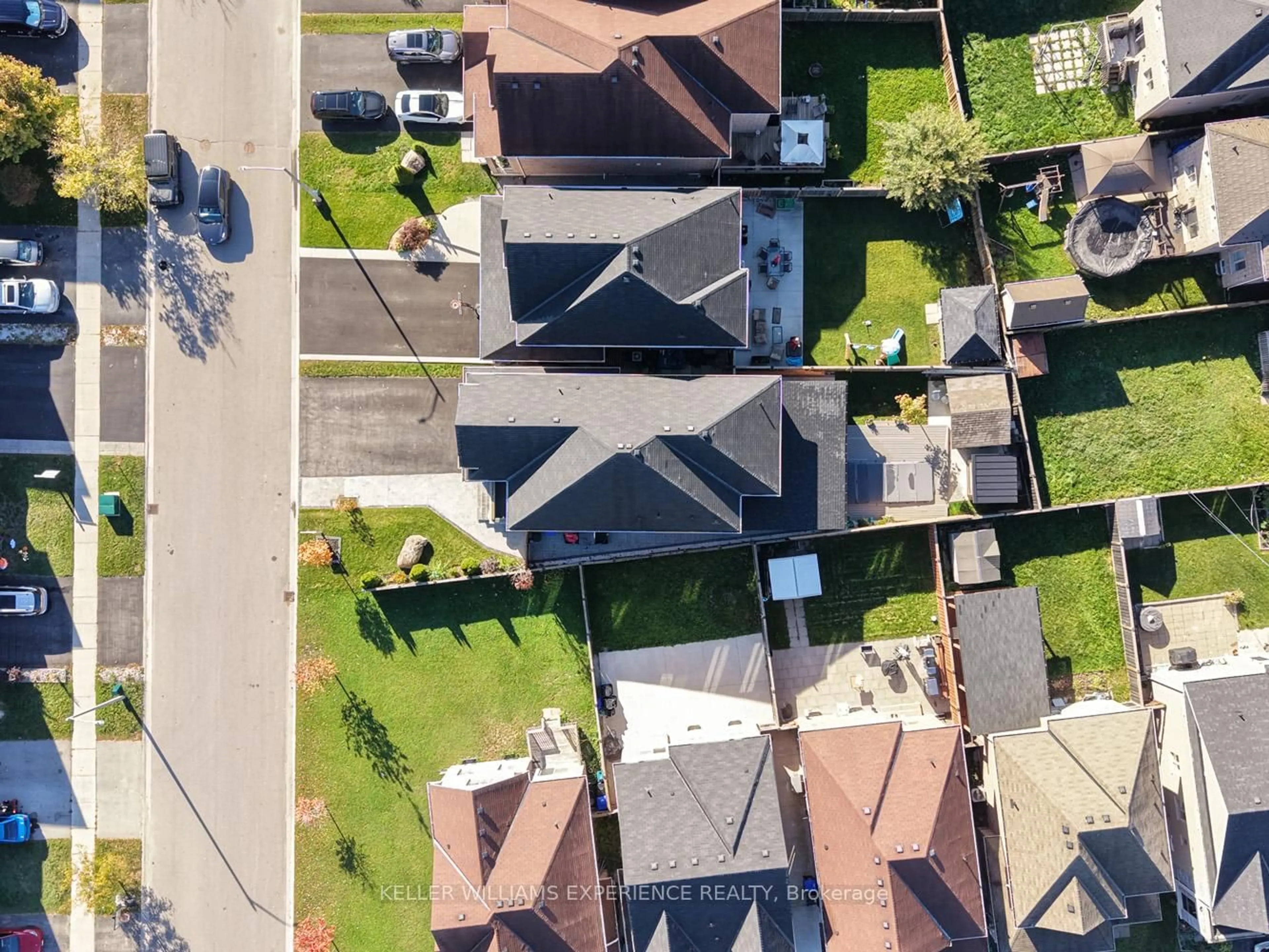 A pic from outside/outdoor area/front of a property/back of a property/a pic from drone, street for 2199 Dawson Cres, Innisfil Ontario L9S 0G9
