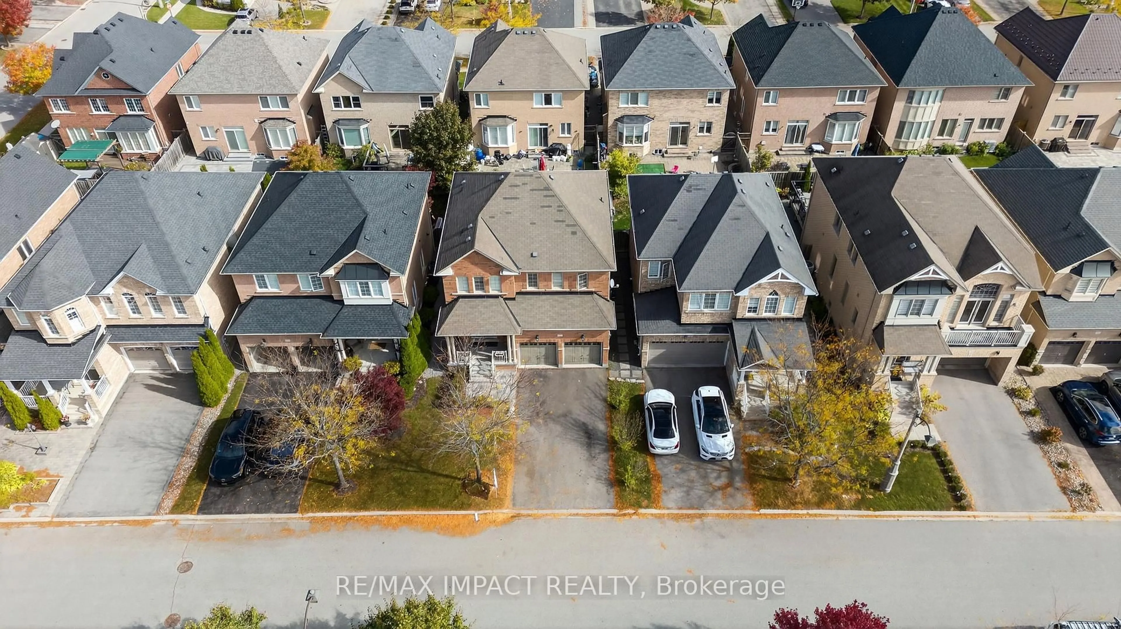 A pic from outside/outdoor area/front of a property/back of a property/a pic from drone, city buildings view from balcony for 37 Braith Cres, Whitchurch-Stouffville Ontario L4A 0B9