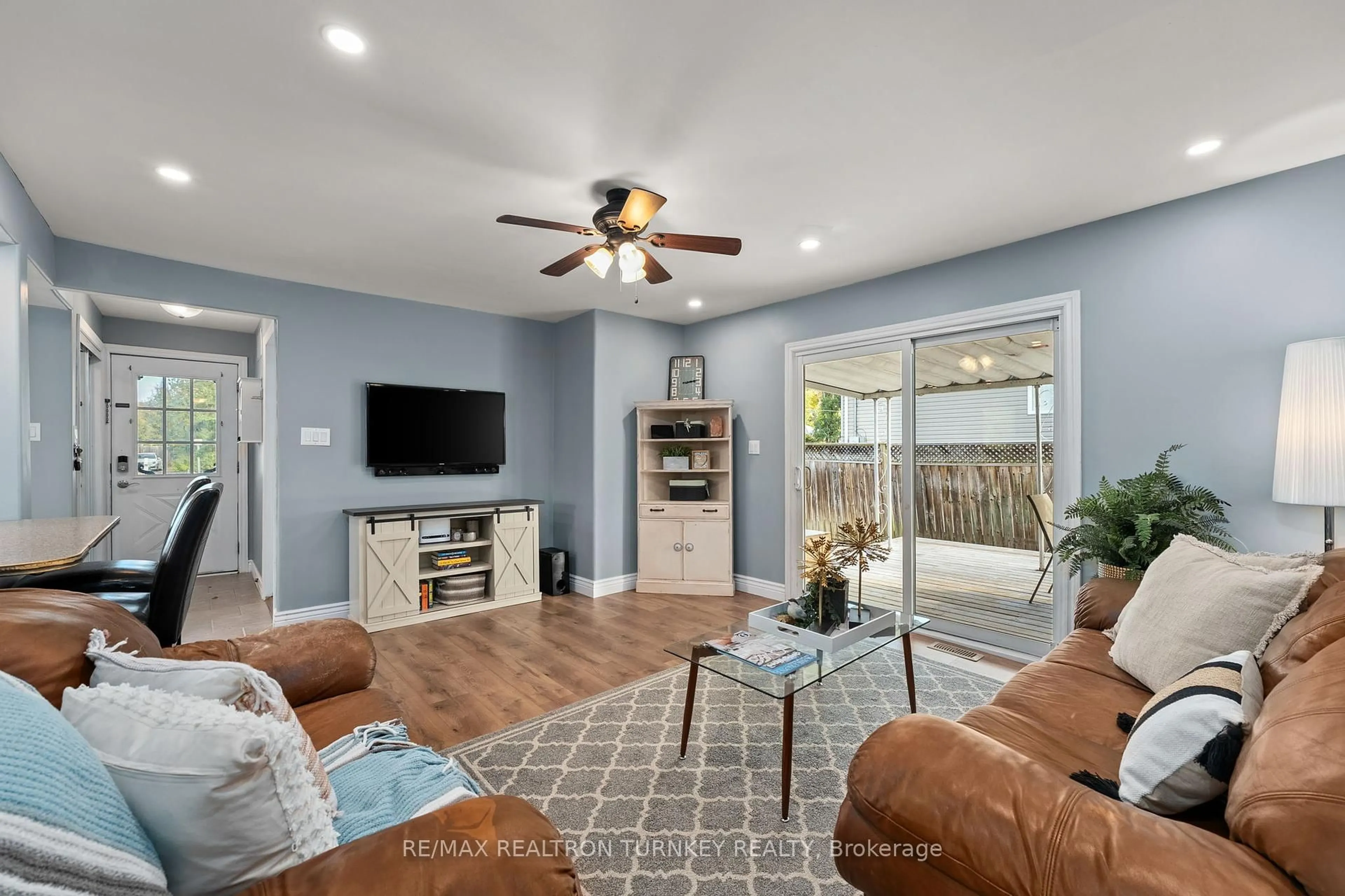 Living room with furniture, ceramic/tile floor for 782 Third Ave, Georgina Ontario L0E 1S0