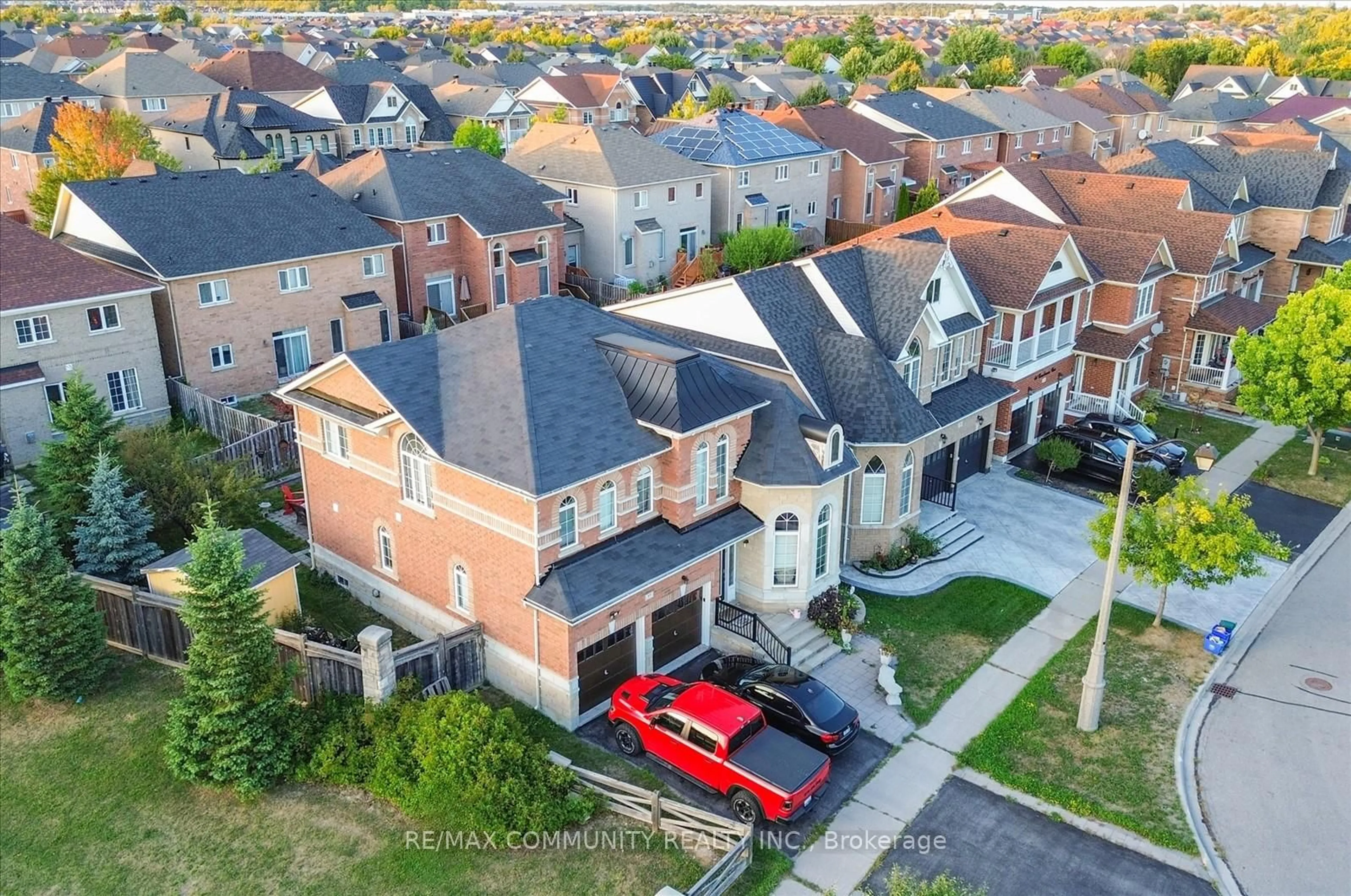 A pic from outside/outdoor area/front of a property/back of a property/a pic from drone, street for 37 Condarcuri Cres, Markham Ontario L6B 0G9