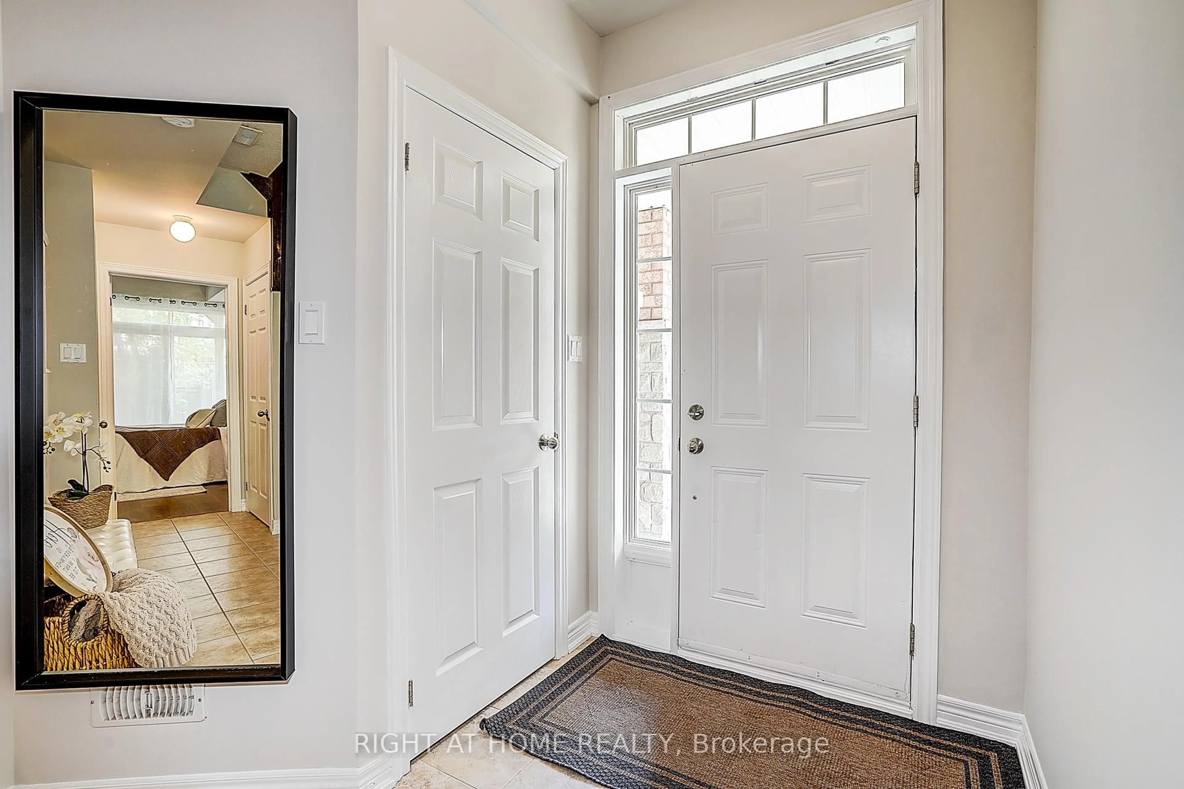 Indoor entryway for 151 Silverwood Ave #15, Richmond Hill Ontario L4S 0C9