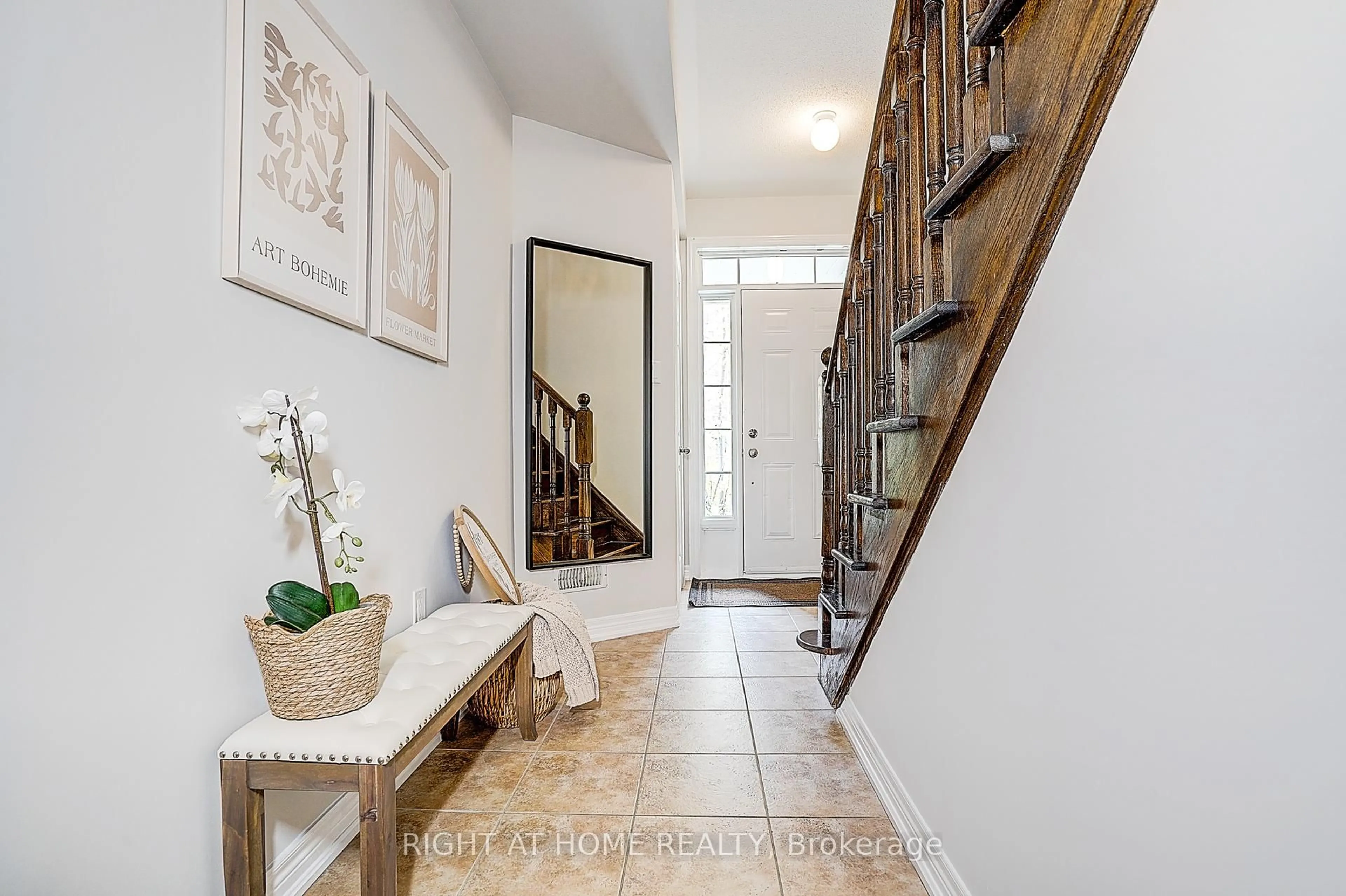 Indoor entryway for 151 Silverwood Ave #15, Richmond Hill Ontario L4S 0C9