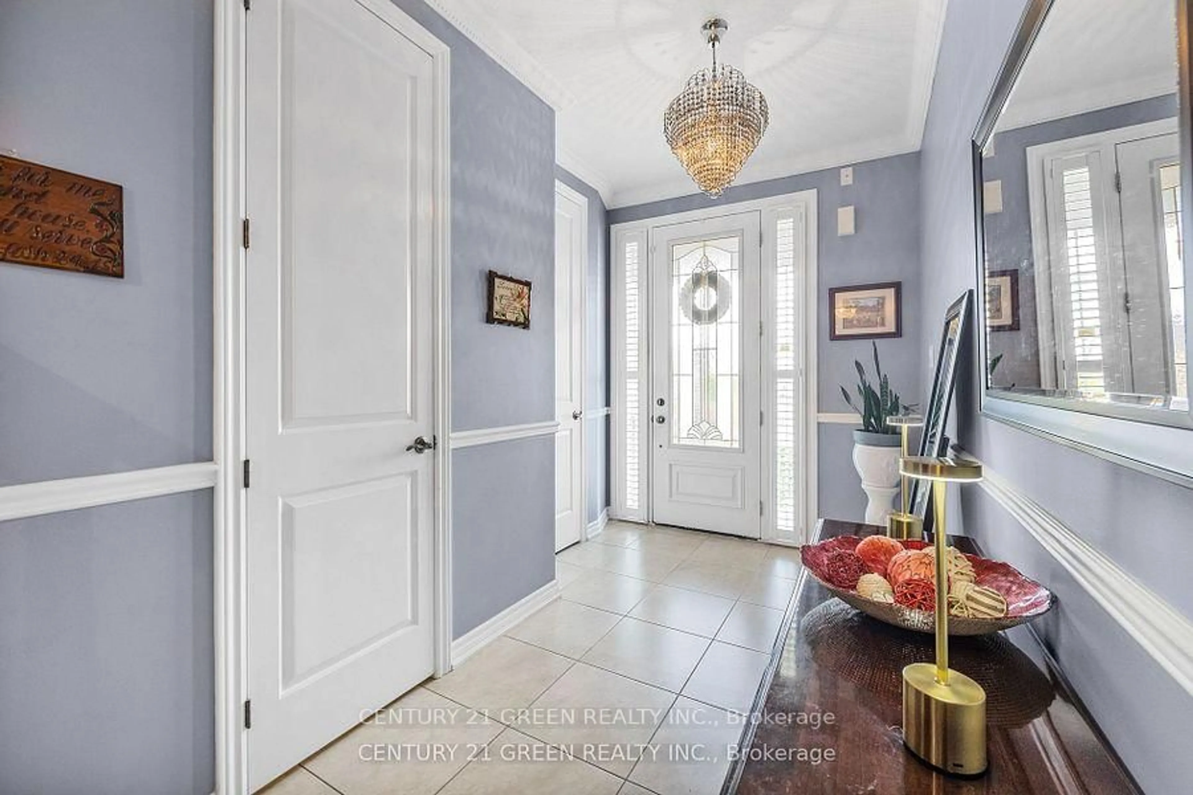 Indoor entryway for 238 King St, New Tecumseth Ontario L9R 0A7