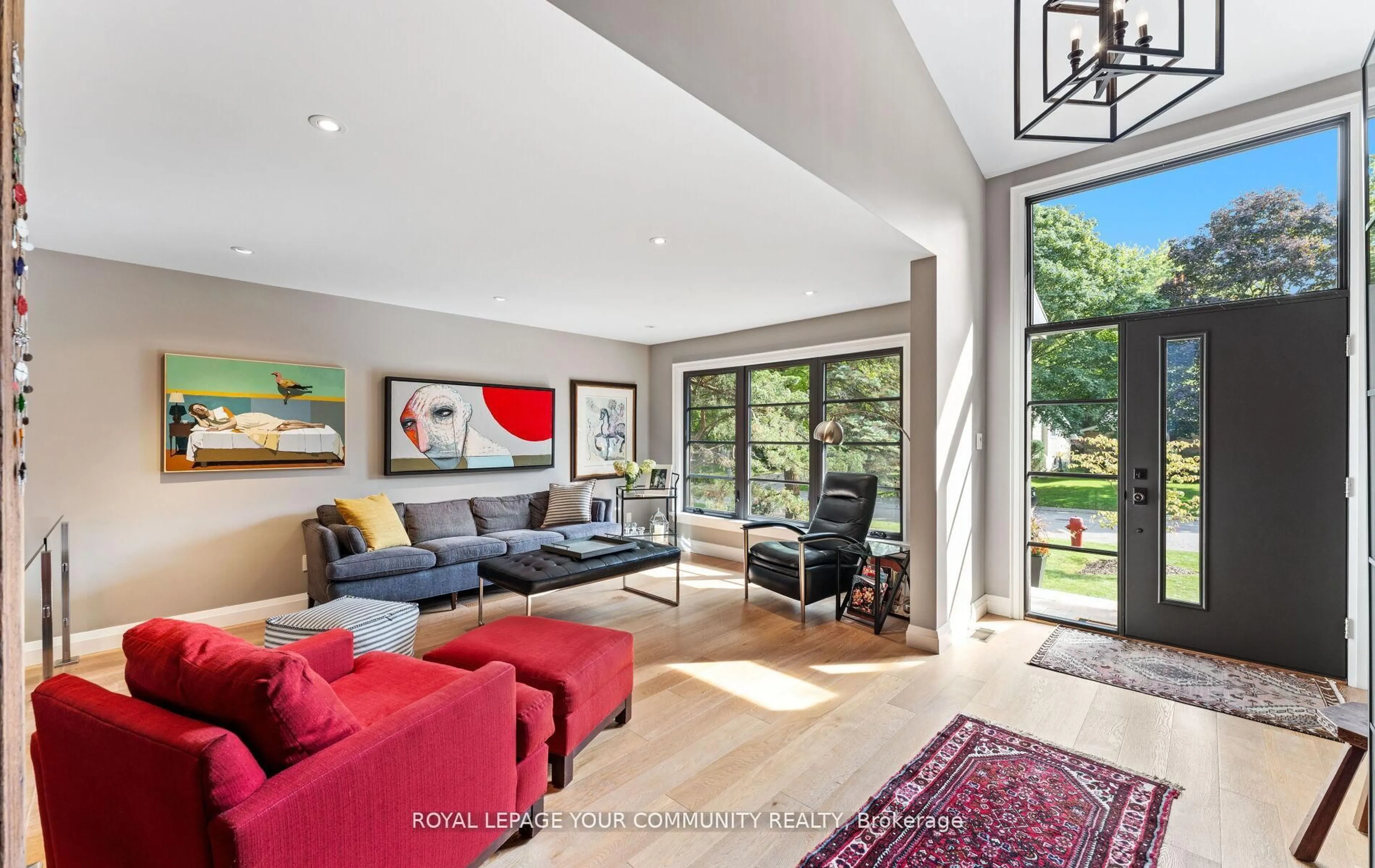 Living room with furniture, unknown for 12 Glenview Dr, Aurora Ontario L4G 2G8