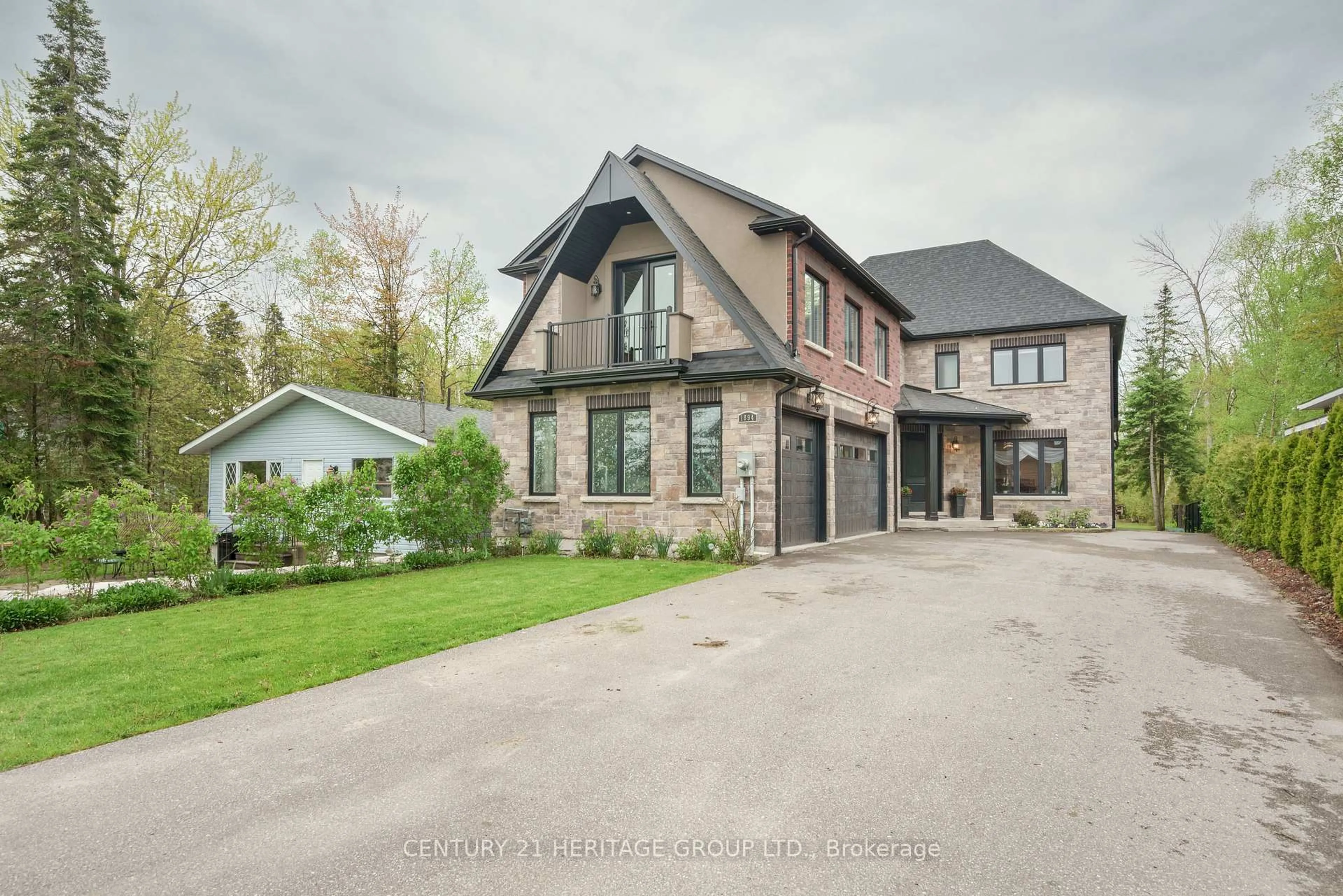 Home with brick exterior material, street for 1894 Simcoe Blvd, Innisfil Ontario L9S 4N4