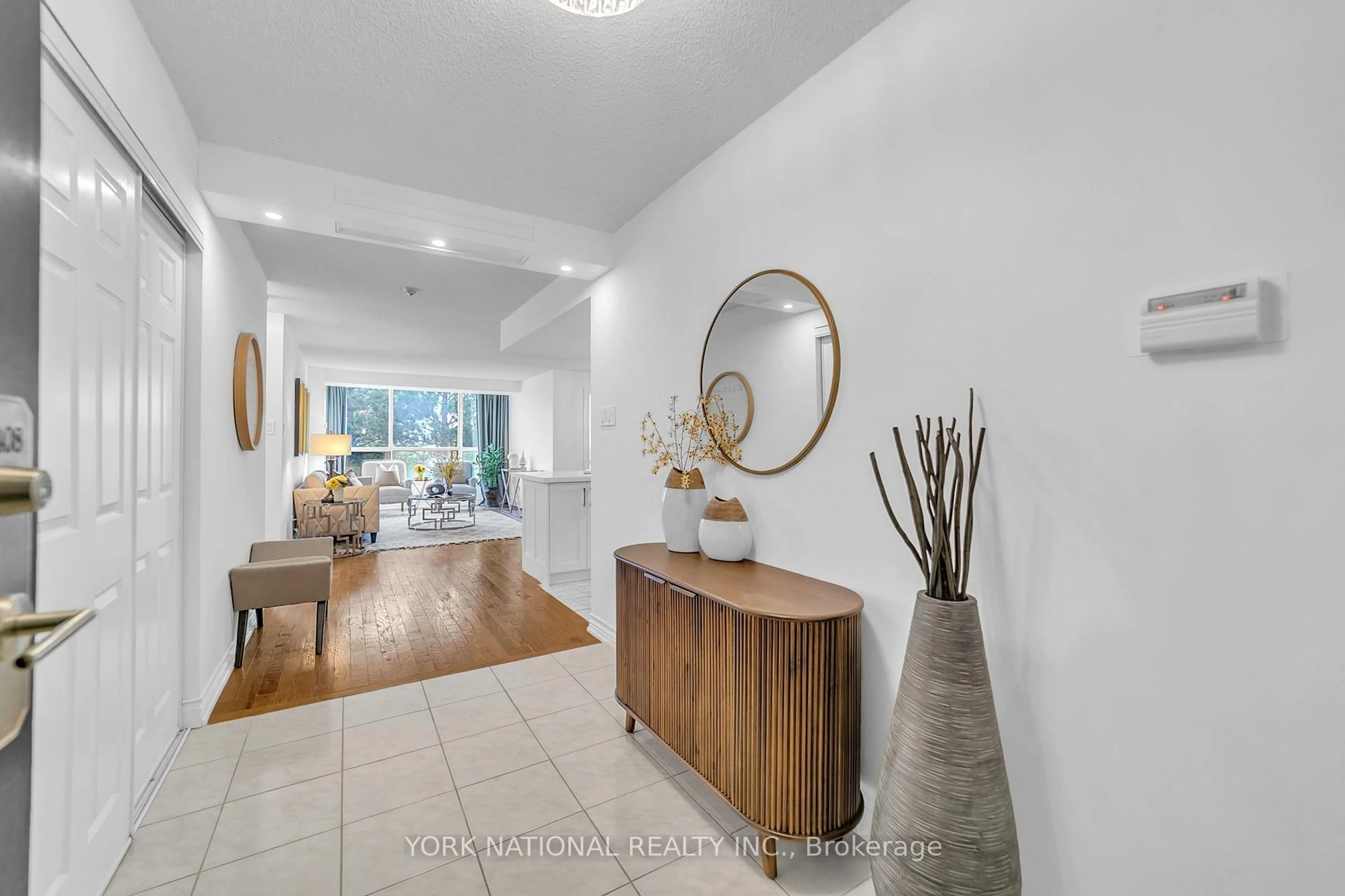 Indoor foyer for 14924 Yonge St #408, Aurora Ontario L4G 6H7
