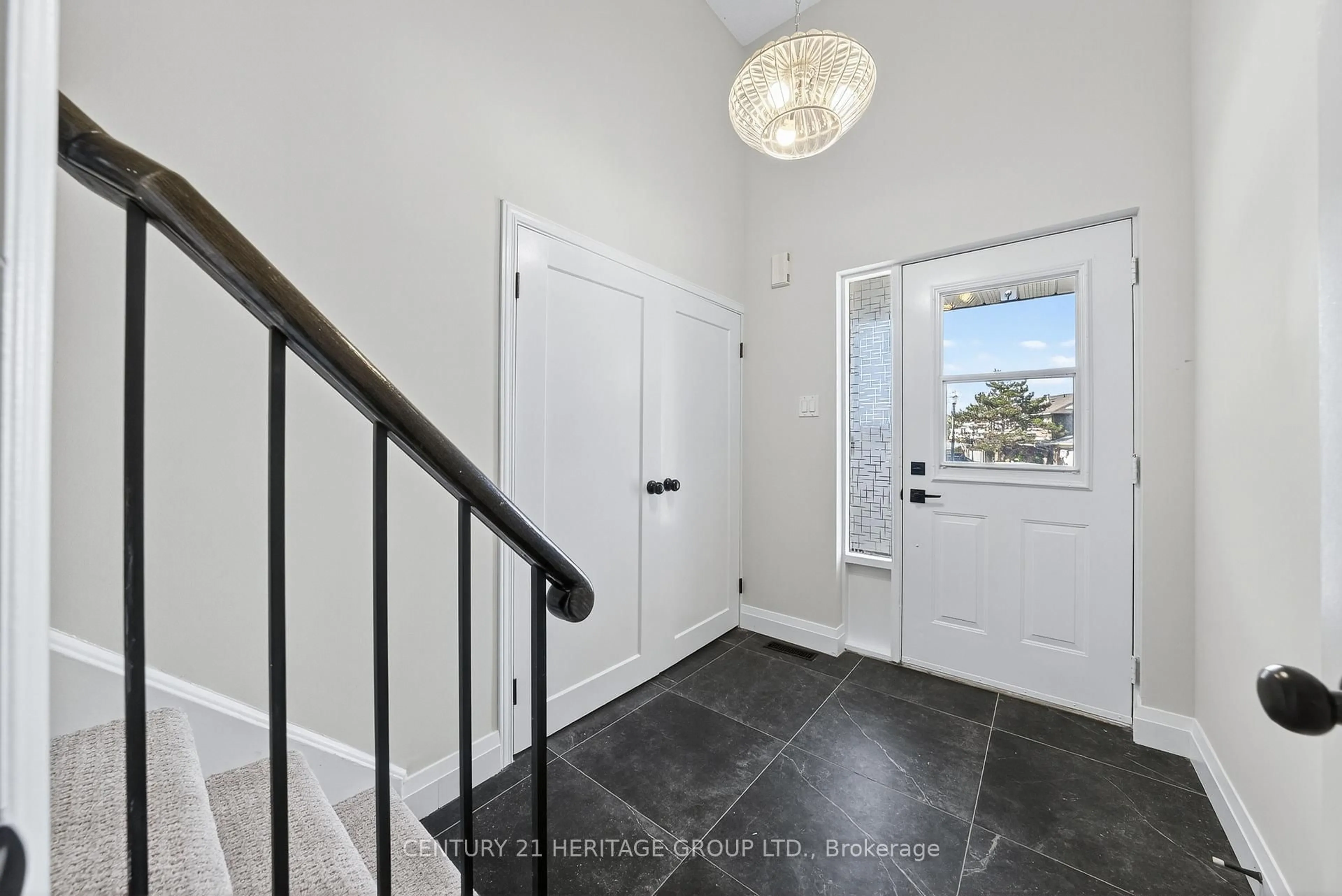 Indoor entryway for 654 Gibney Cres, Newmarket Ontario L3X 1Y1