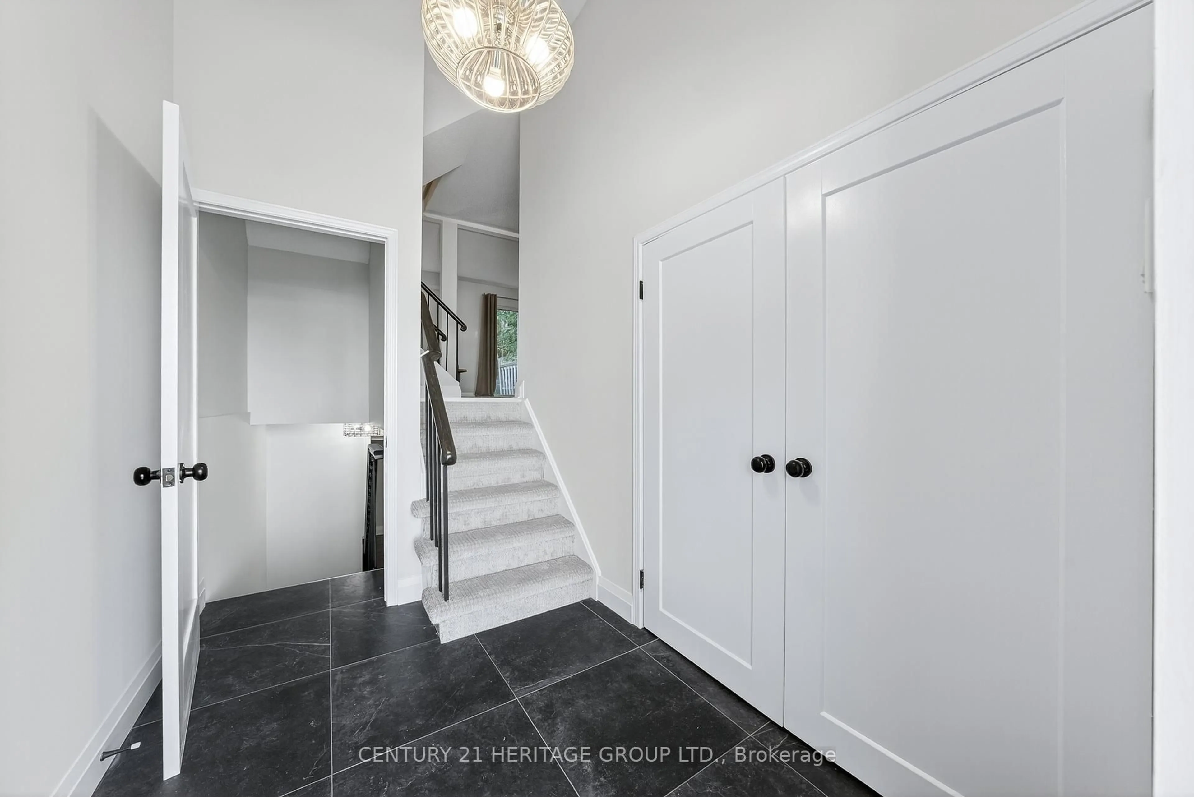 Indoor entryway for 654 Gibney Cres, Newmarket Ontario L3X 1Y1