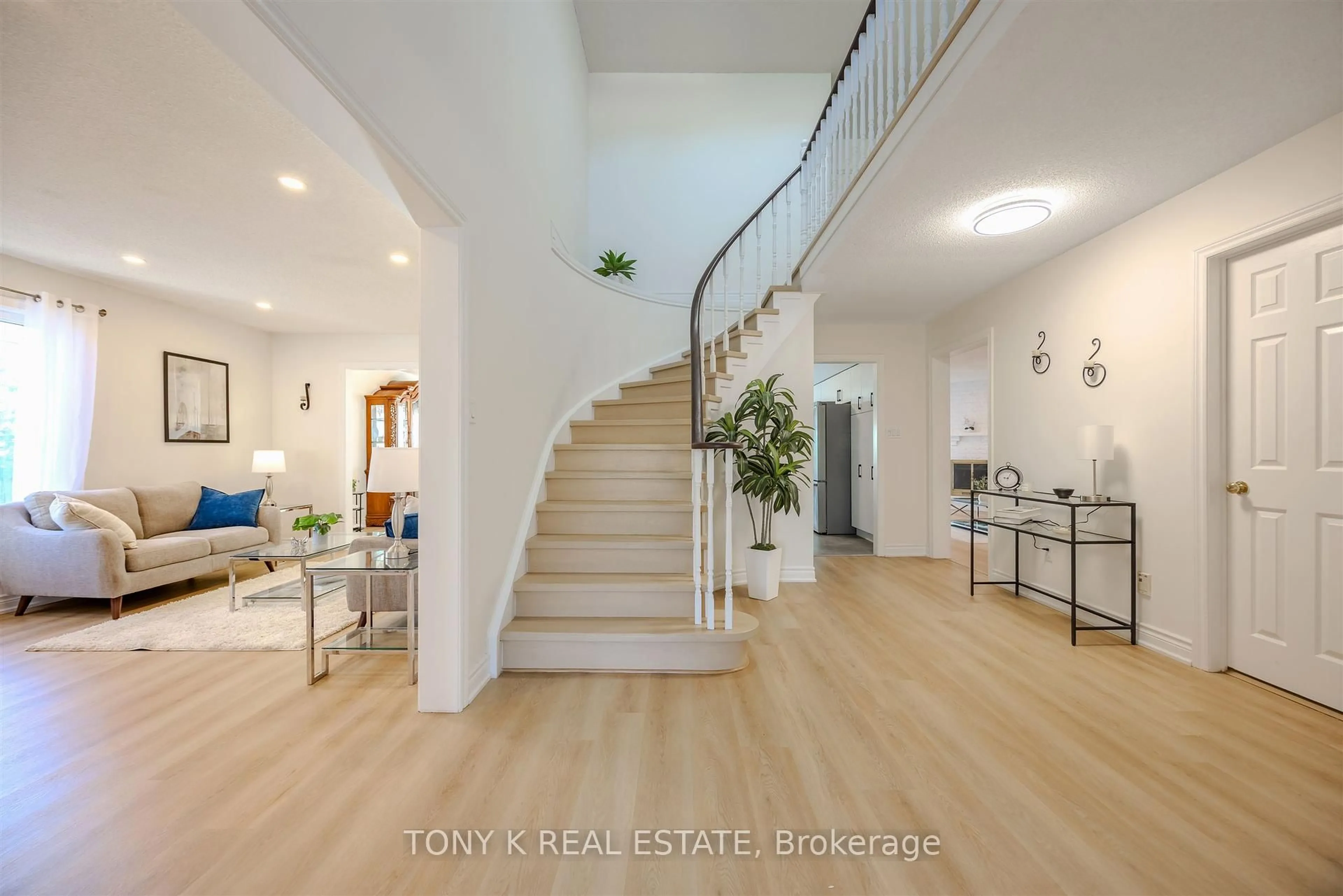 Indoor foyer for 250 Alex Doner Dr, Newmarket Ontario L3X 1A8