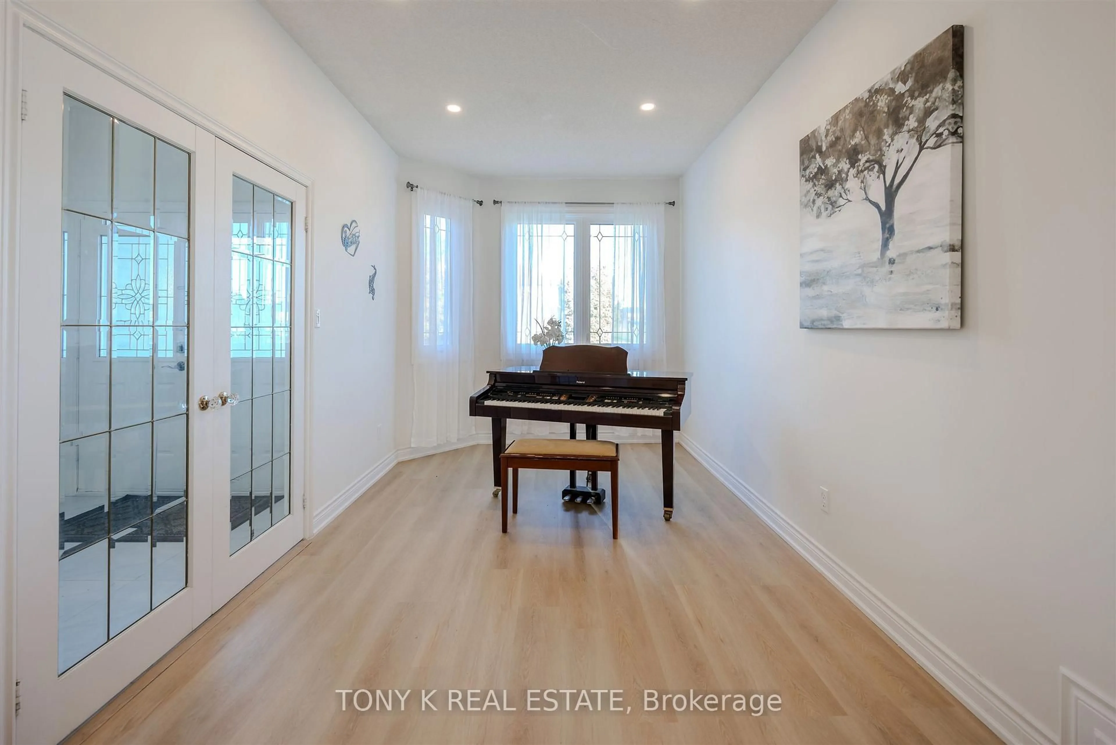 Indoor entryway for 250 Alex Doner Dr, Newmarket Ontario L3X 1A8