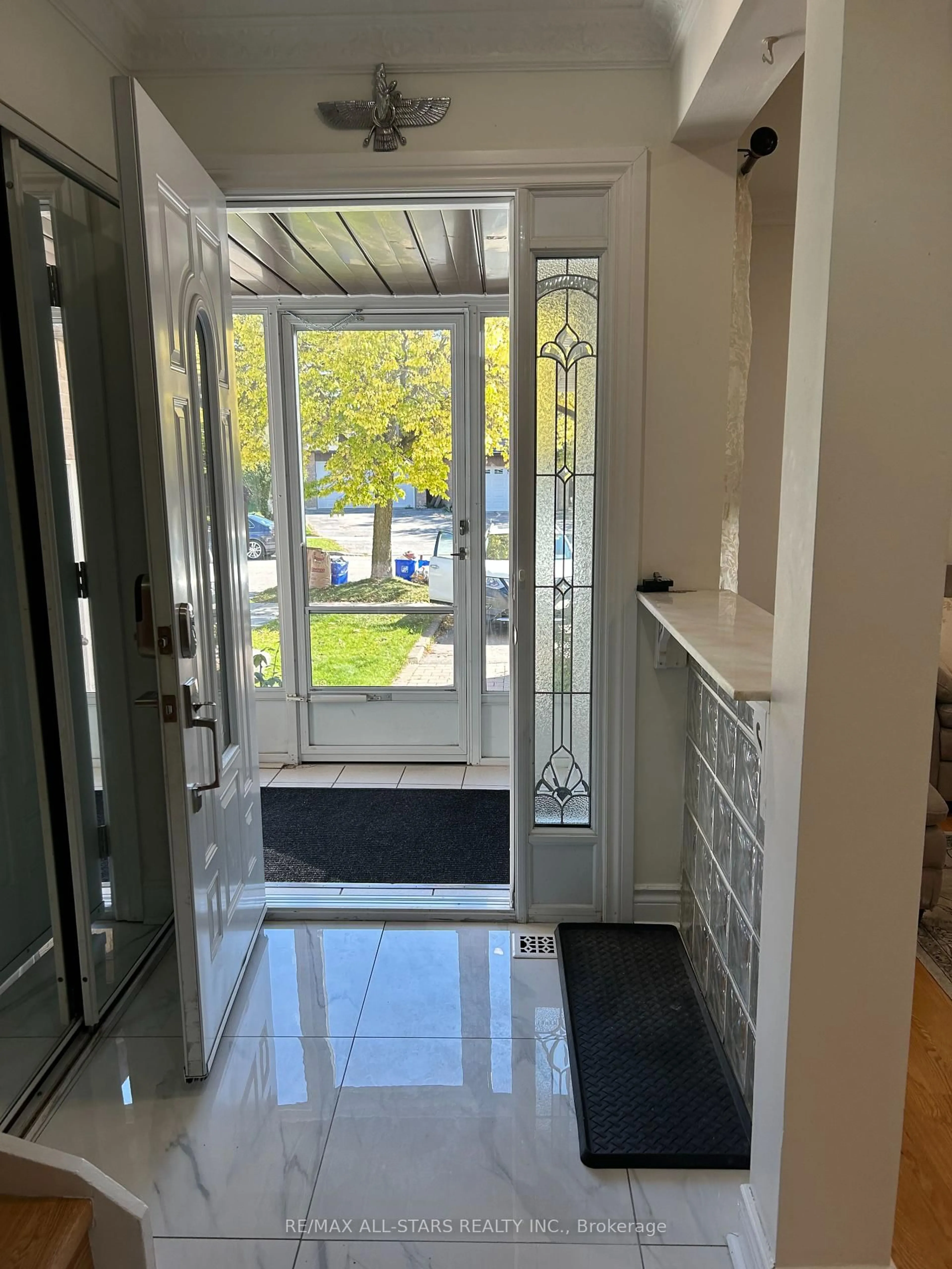 Indoor foyer for 277 Risebrough Crct, Markham Ontario L3R 3J3