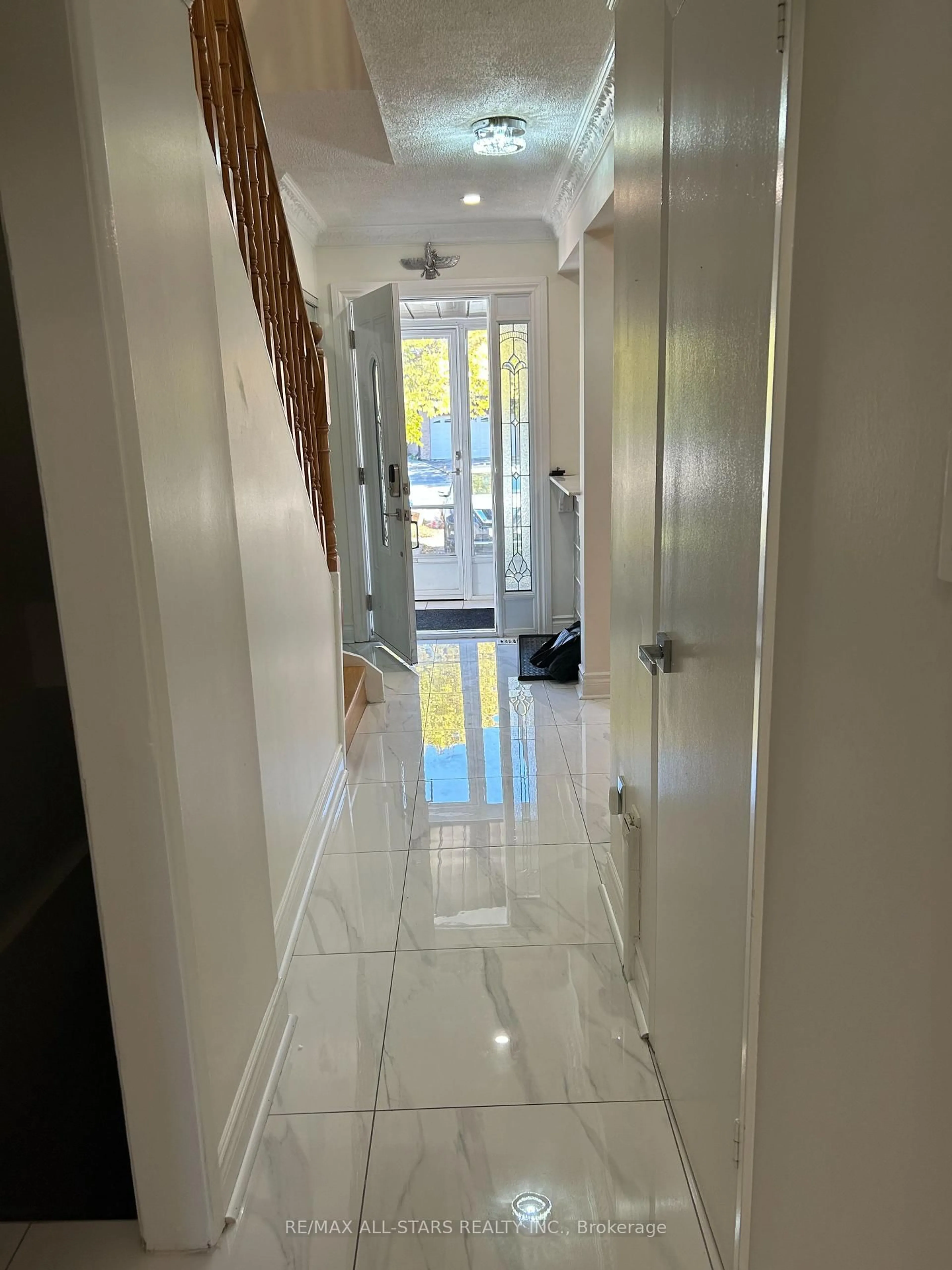 Indoor foyer for 277 Risebrough Crct, Markham Ontario L3R 3J3