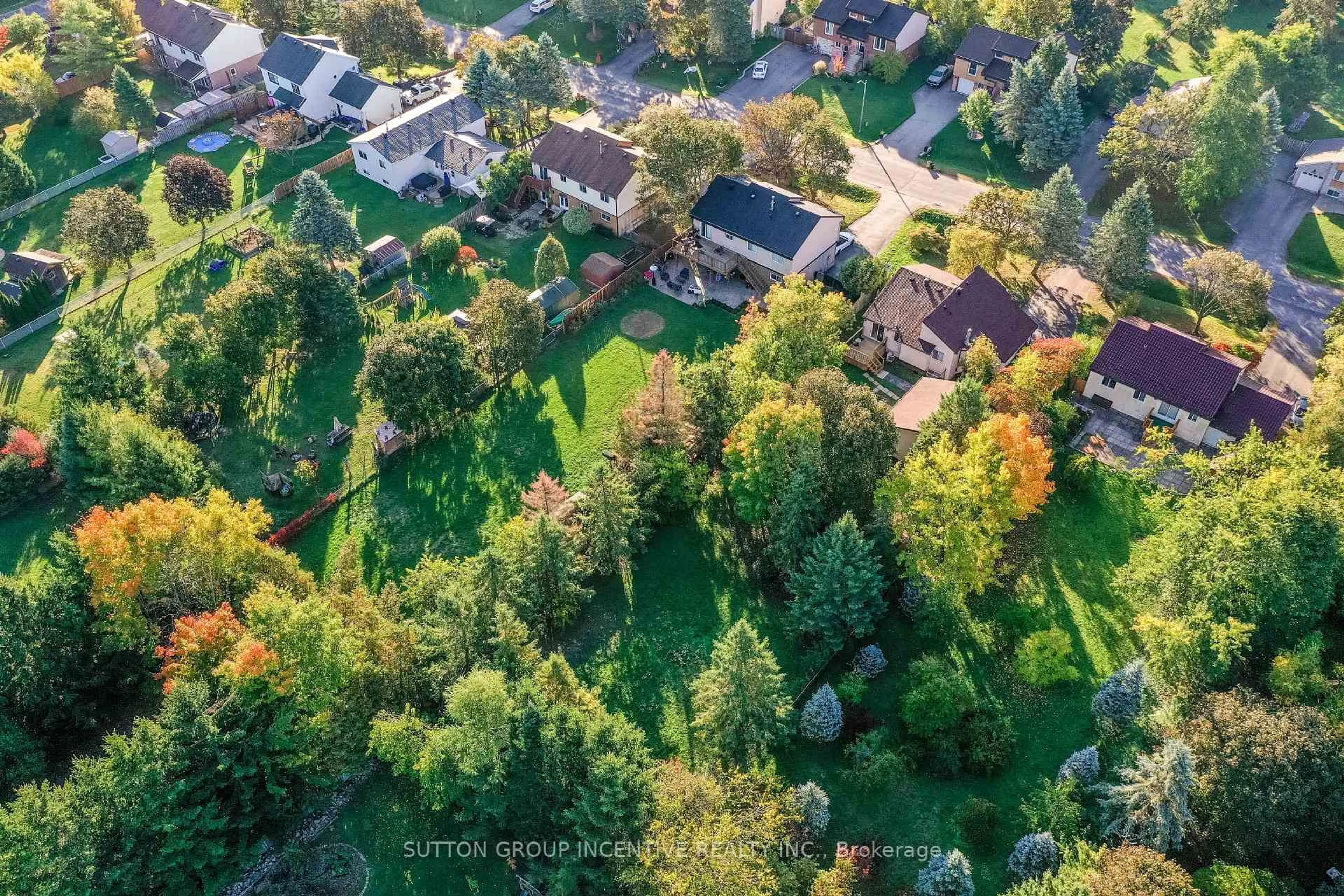 A pic from outside/outdoor area/front of a property/back of a property/a pic from drone, forest/trees view for 2276 Scythes St, Innisfil Ontario L9S 1G8