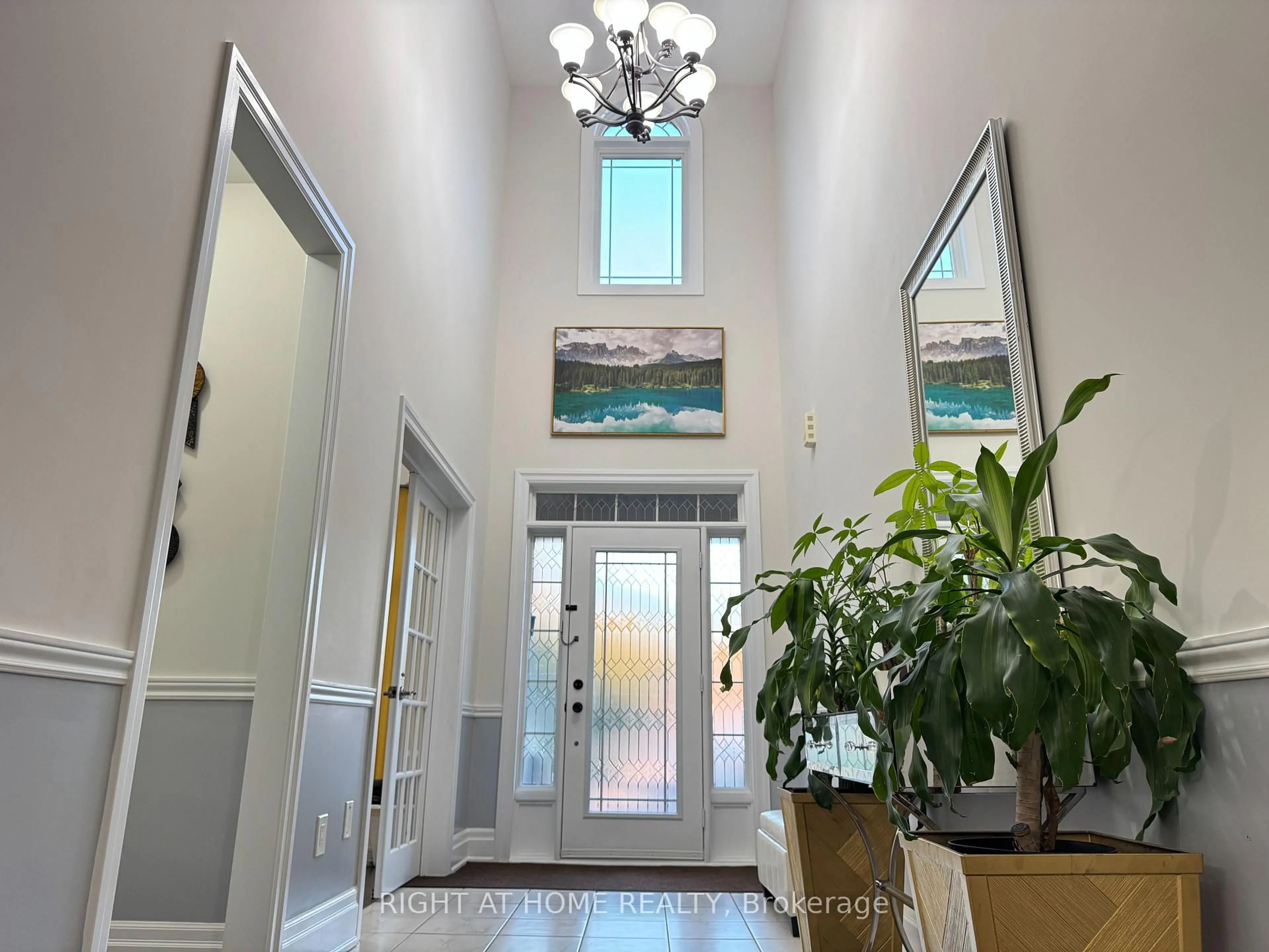 Indoor foyer for 874 John St, Innisfil Ontario L0L 1K0