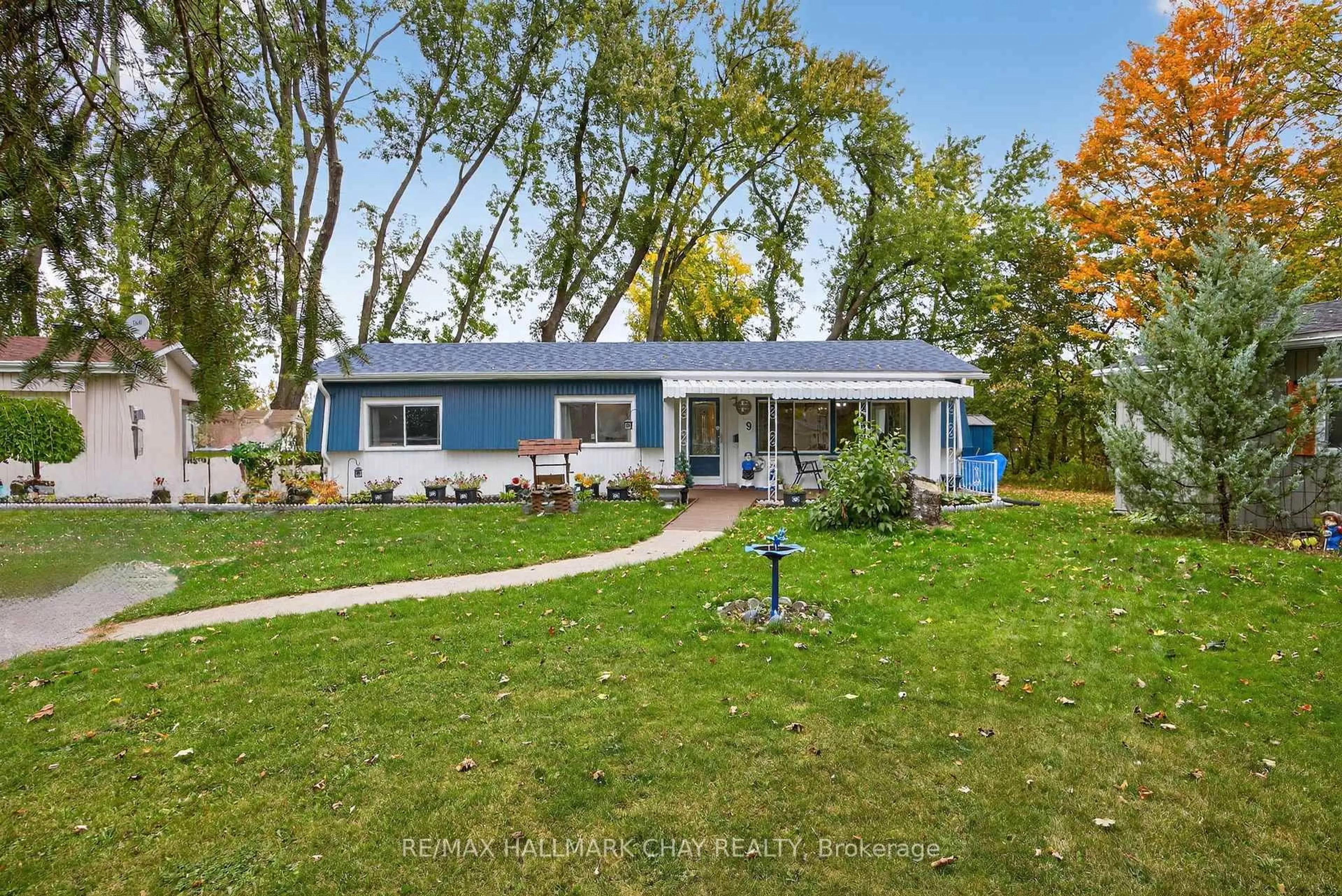 Home with vinyl exterior material, street for 9 Locust Hill Crt, Innisfil Ontario L9S 1R7