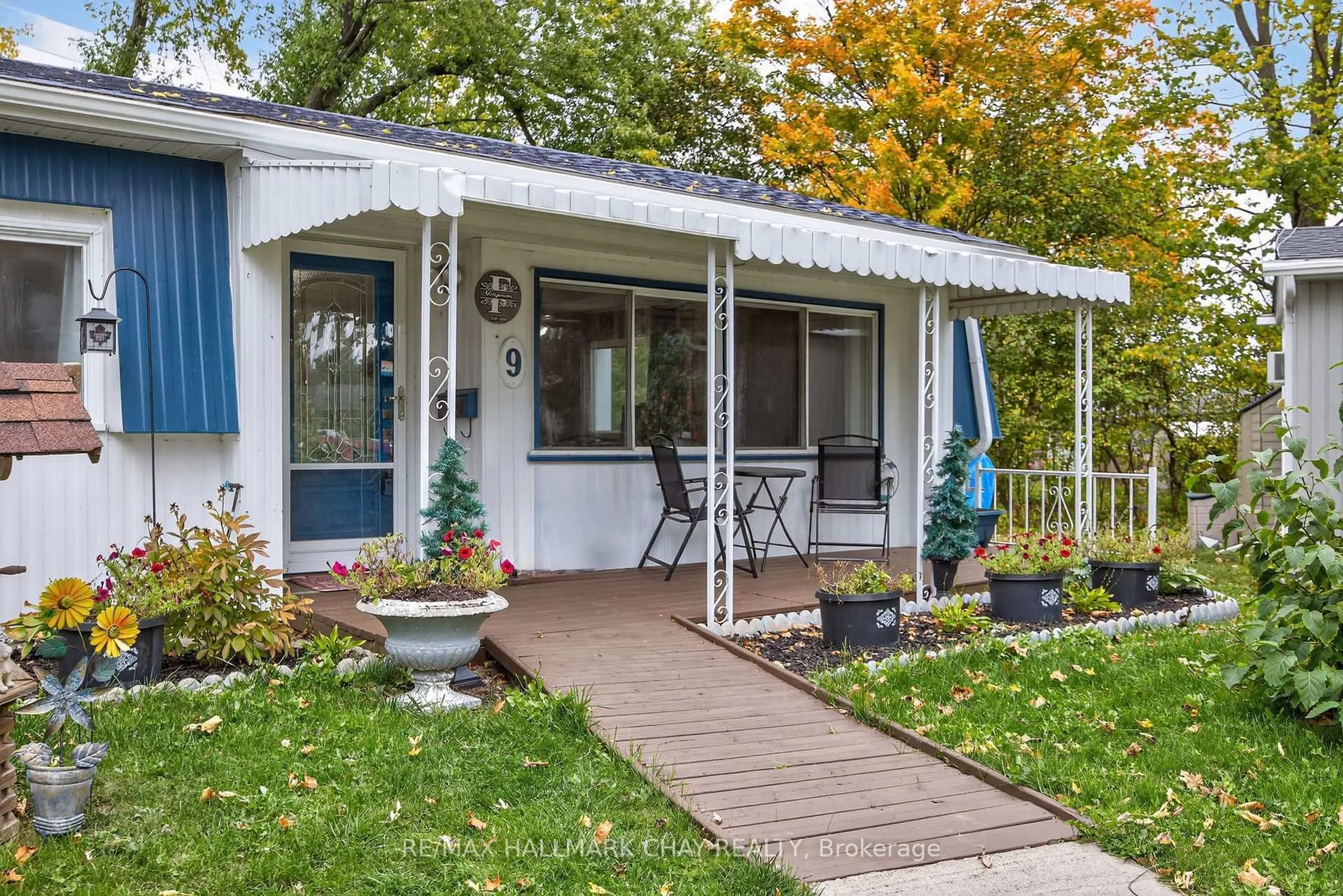 Home with vinyl exterior material, street for 9 Locust Hill Crt, Innisfil Ontario L9S 1R7