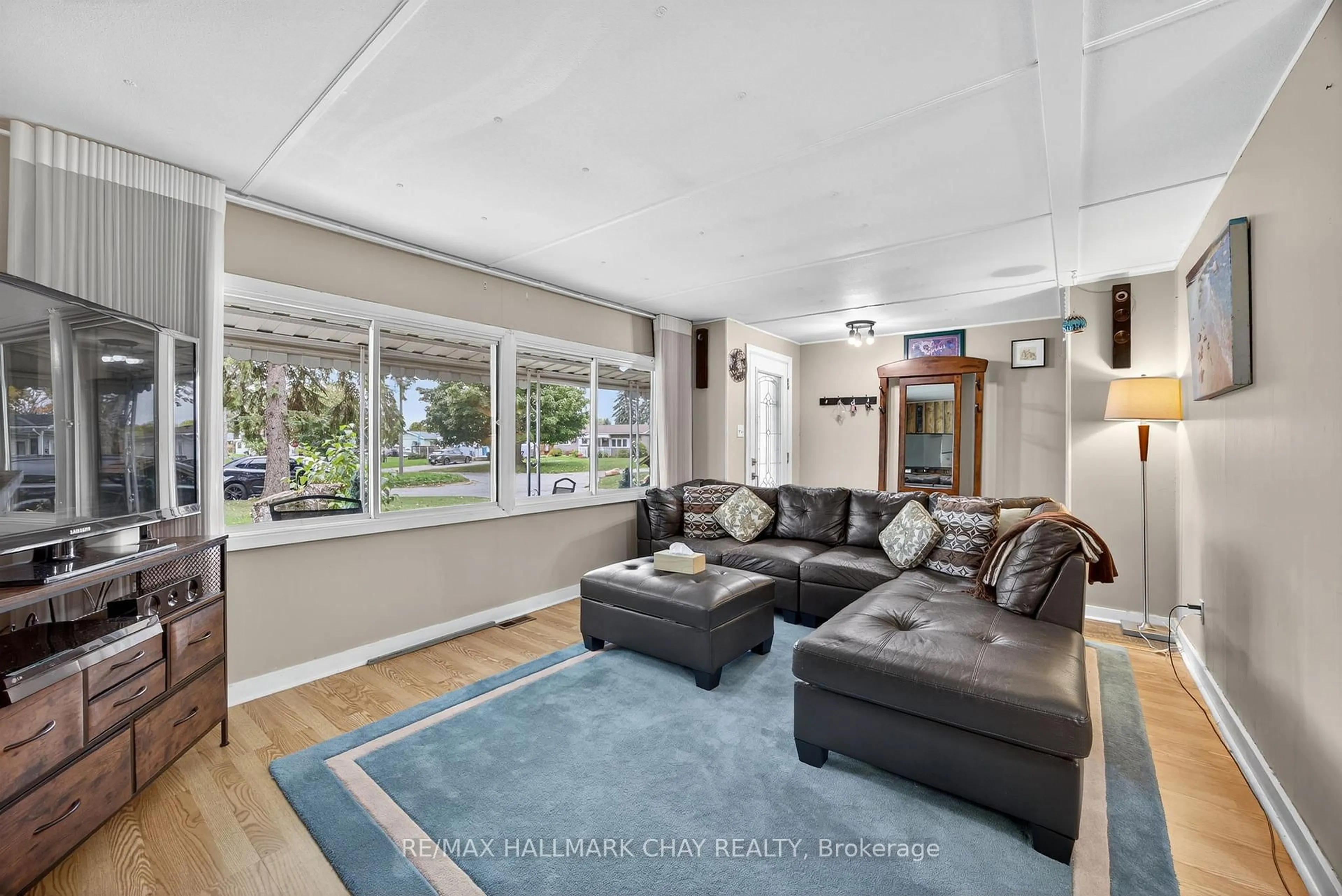 Living room with furniture, unknown for 9 Locust Hill Crt, Innisfil Ontario L9S 1R7