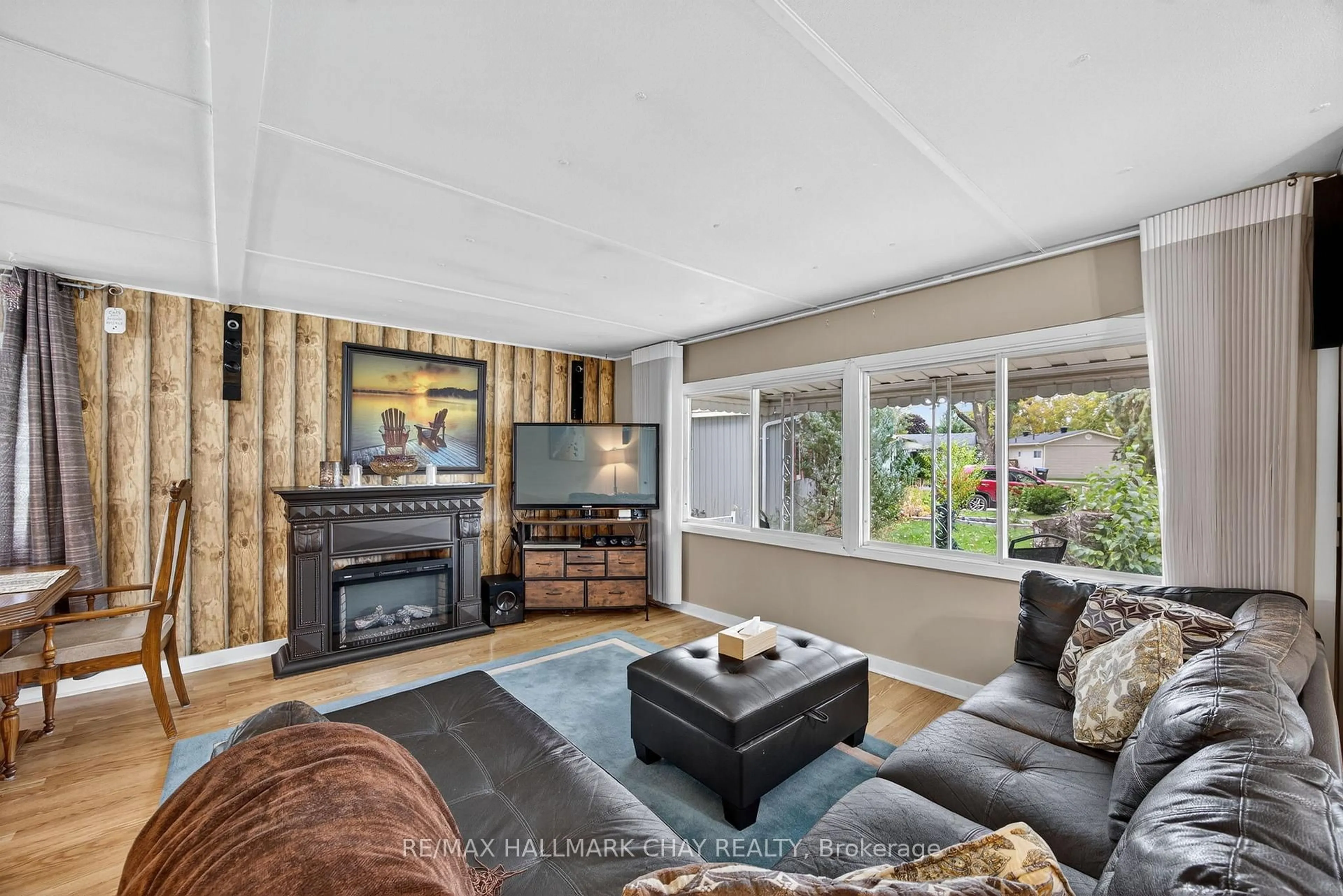 Living room with furniture, unknown for 9 Locust Hill Crt, Innisfil Ontario L9S 1R7